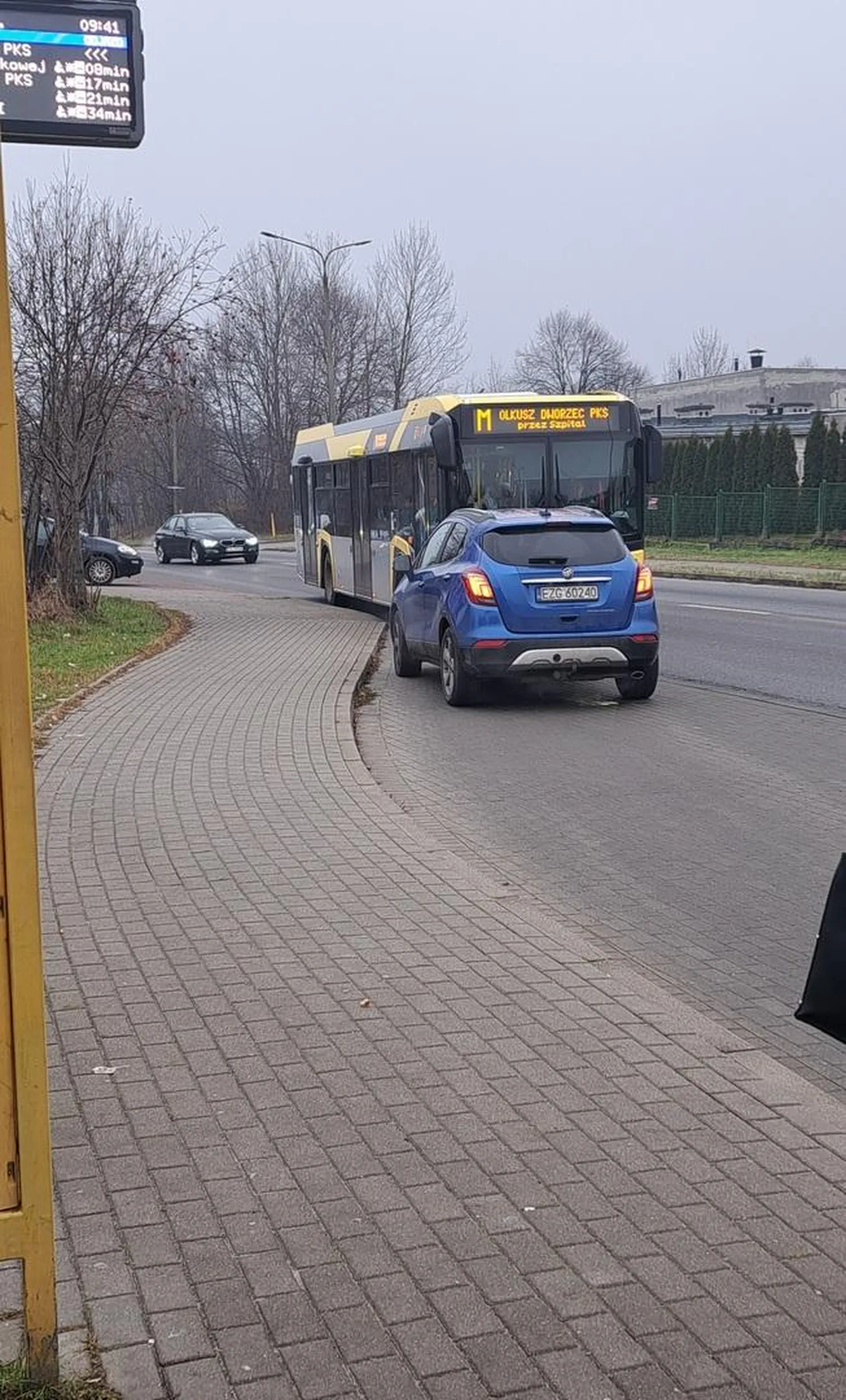 Przez 2 minuty kierowca siedział w aucie i nie widział trąbiącego autobusu który nie mógł wjechać na przystanek. Okazało się że rozmawiał przez telefon, dopiero po interwencji pasażerów kierowca zorientował się i wycofał.