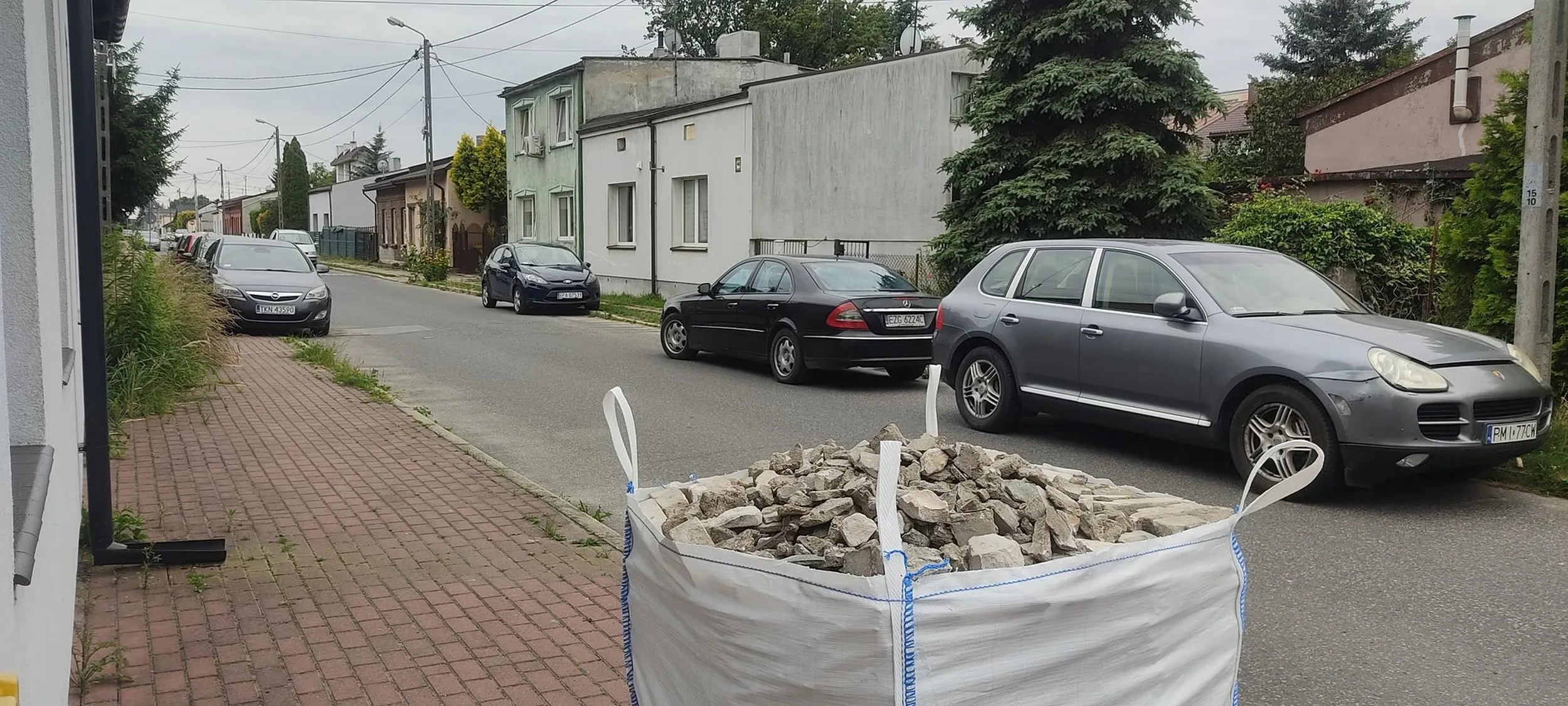 Codzienne ten cymbał wjeżdża pod prąd na drodze jednokierunkowej.