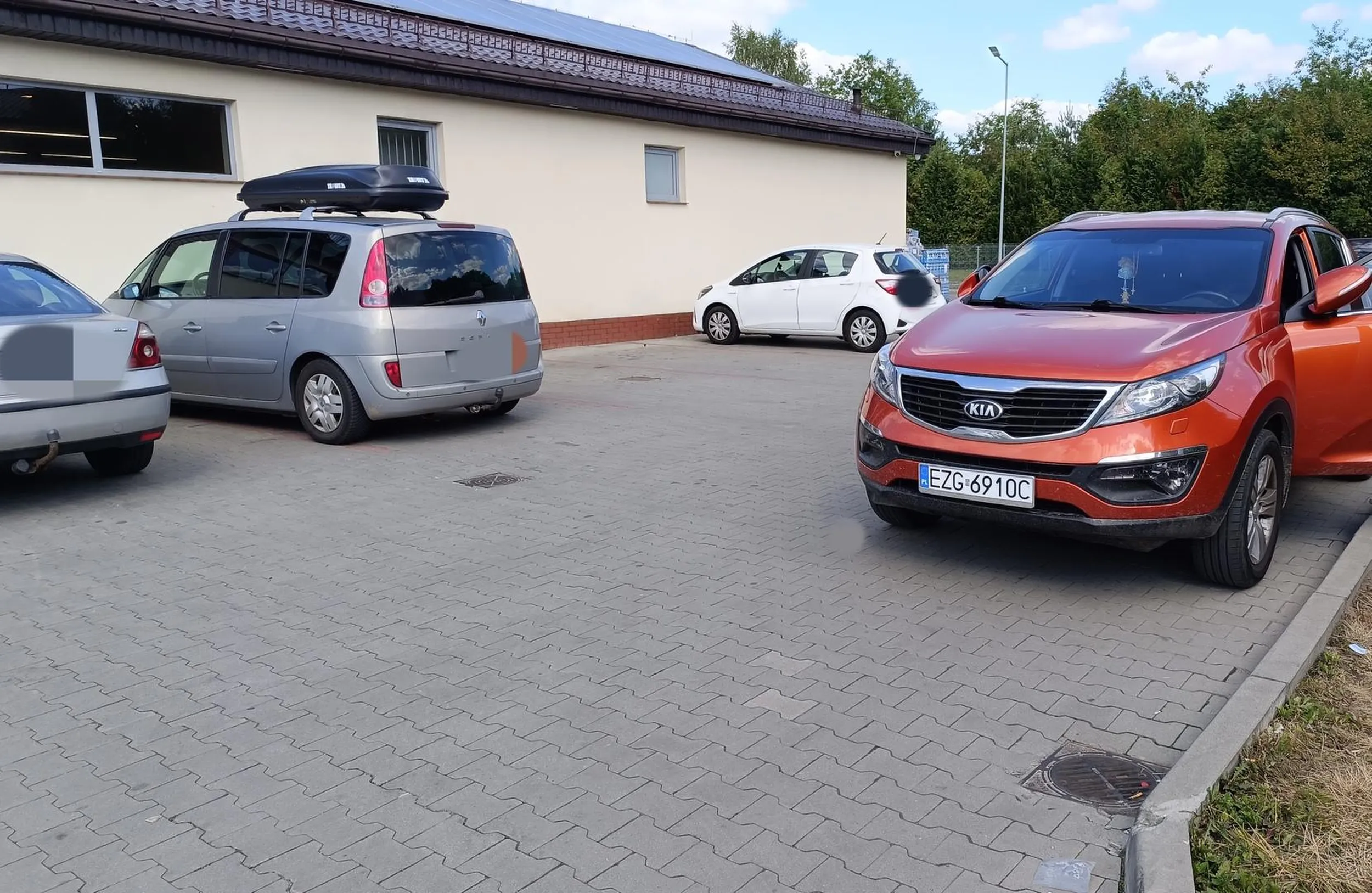Zaparkowane auto zablokowało możliwość wyjazdu prawidłowo zaparkowanych pojazdów. Pani twierdziła jeszcze bezczelnie że zawsze tak parkuje.  Inne osoby też jej mówiły że źle zaparkowała. A ona pukała się w czoło i pokazywała że moja wina. Kobieta powinna mieć zabrane prawo jazdy. Widać że nie panuje nad autem i parkuje jak panisko. Bo przecież babsko wszyto może. Tragedia