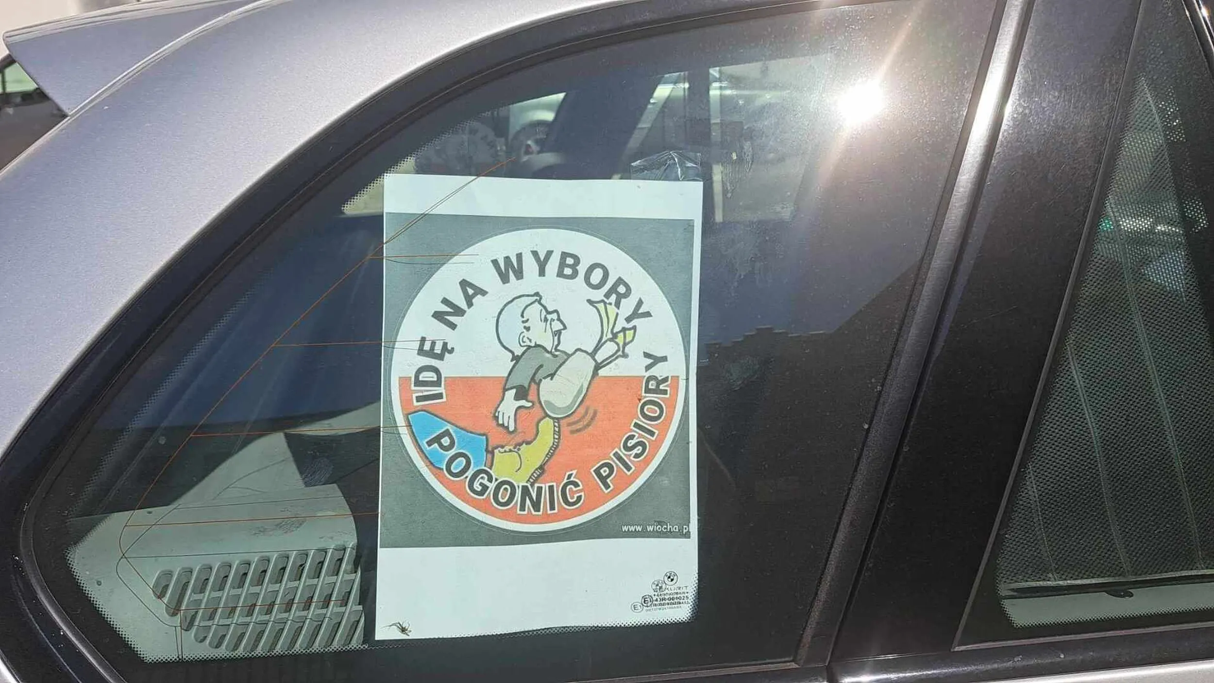 Nieustraszony zgierski styropianowy dziadek walczący z "reżymem" nawet po jego obaleniu XD