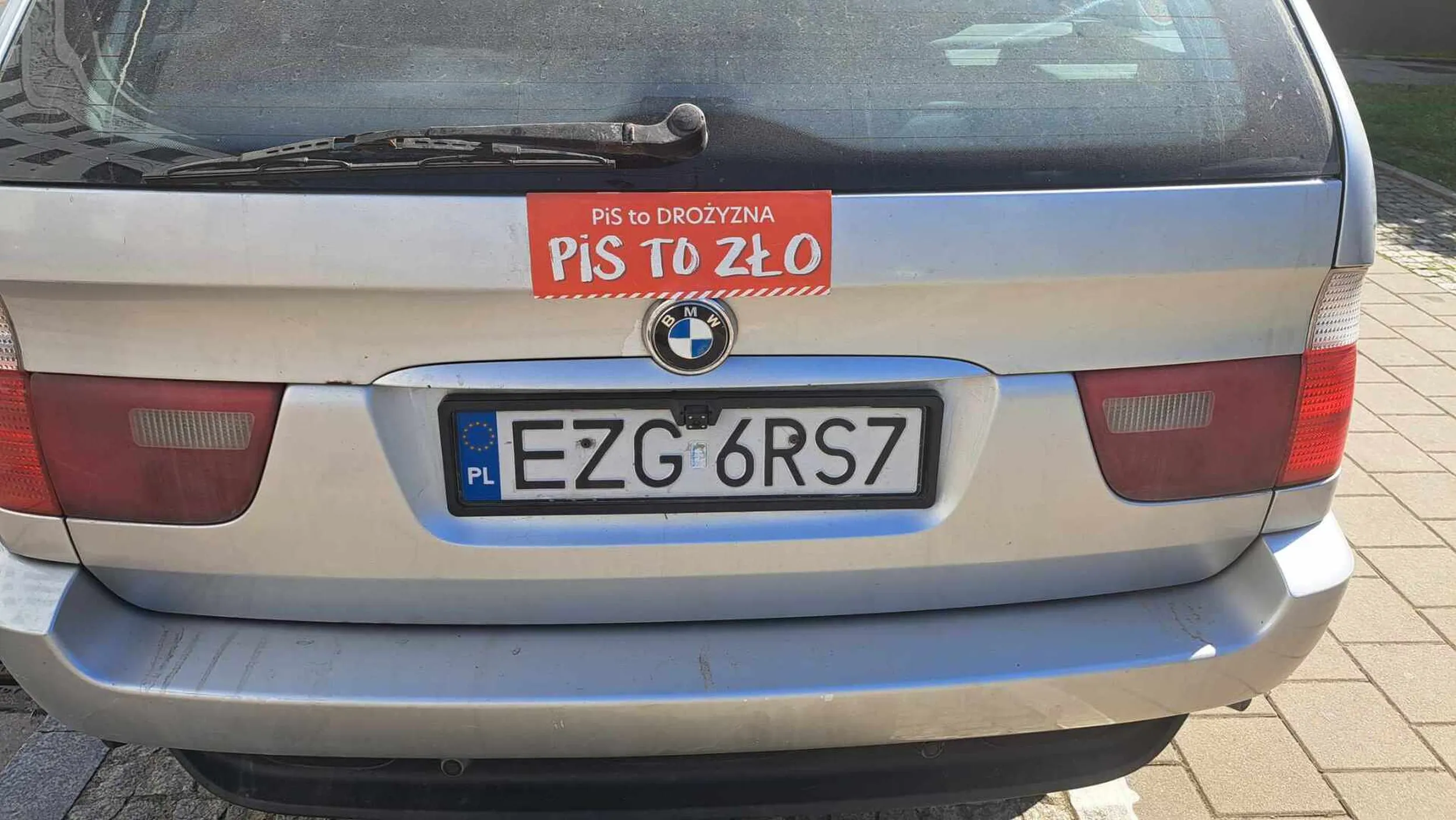 Nieustraszony zgierski styropianowy dziadek walczący z "reżymem" nawet po jego obaleniu XD