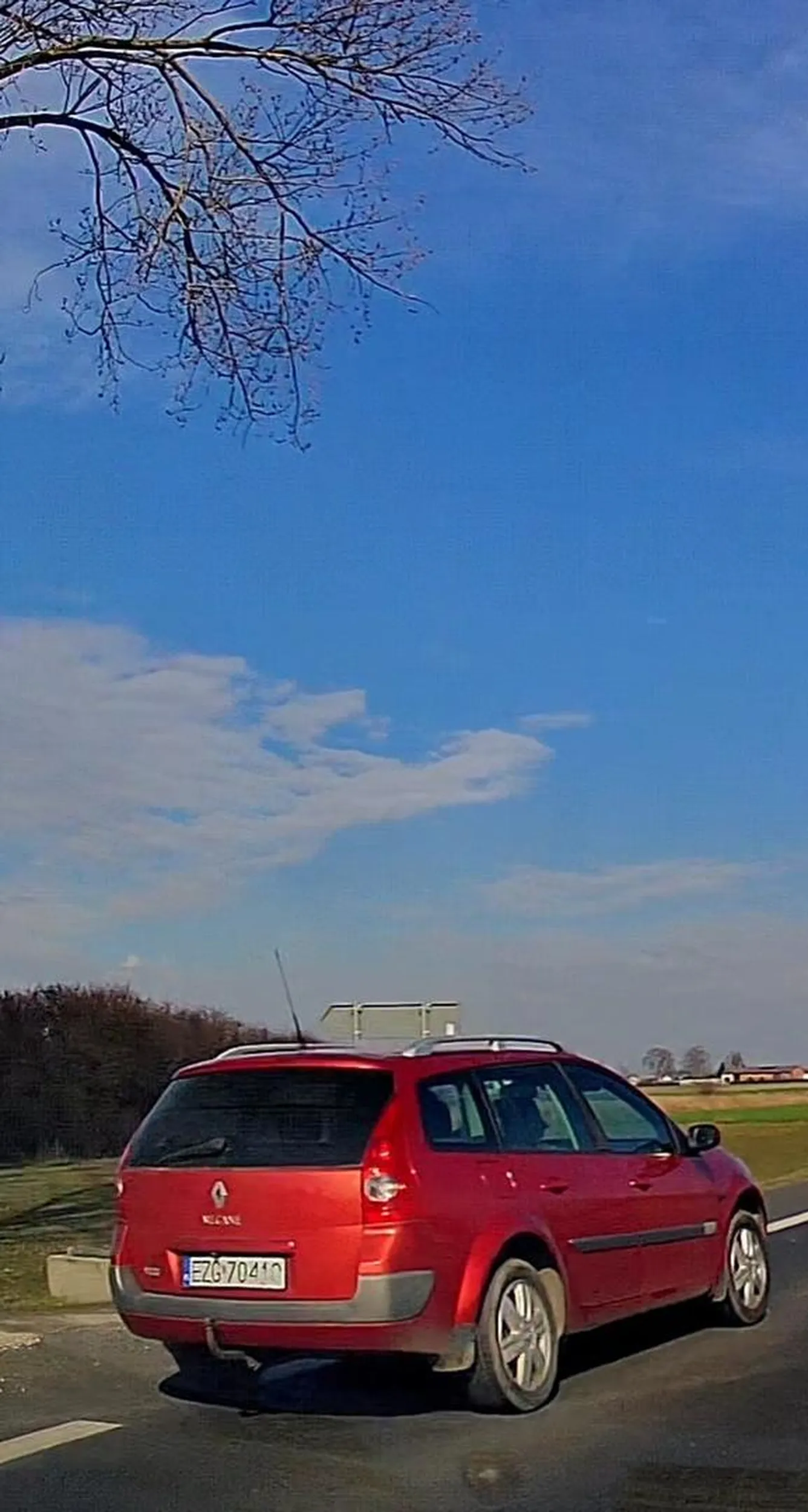 Wyprzedzał kilka samochodów, na trzeciego, w tym tira, dnia 10.03.2024r., w terenie niezabudowanym, na podwójnej ciągłej. Sytuacją tą doprowadził prawie do katastrofy w ruchu lądowym, gdyż jeden z pojazdów, zgodnie z przepisami, zasygnalizował skręt w lewo. Na szczęście zauważono samochód  przed podjeciem manerwu skrętu. Posiadam nagranie z tego zdarzenia.