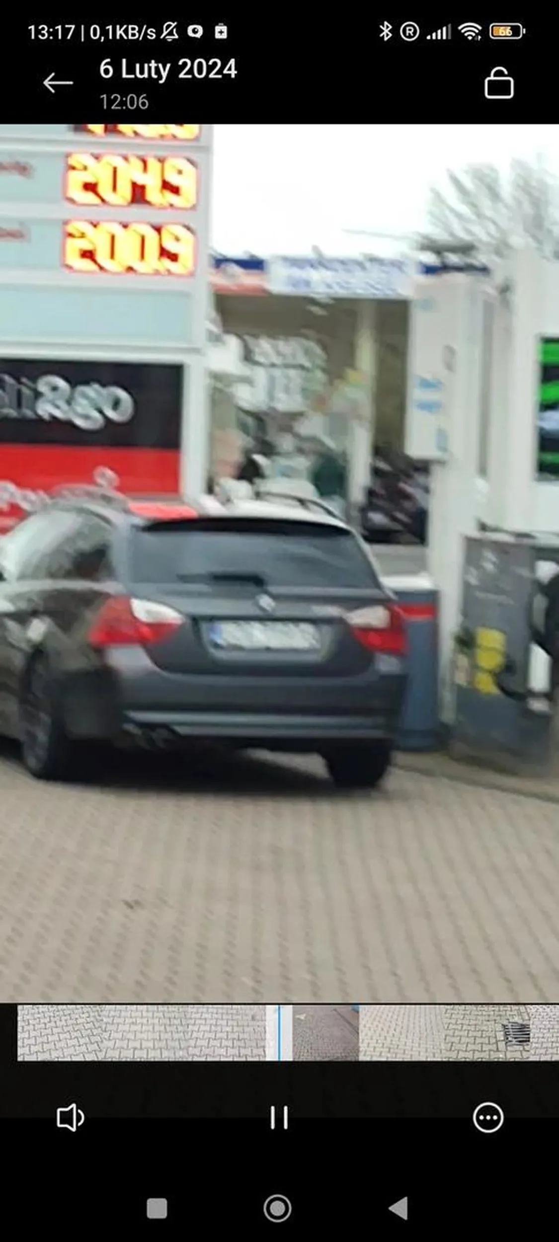 Zaparkował w Kassel w niedozwolonym miejscu gdzie znajduje się odkurzacz oraz kompresor do pompowania opon. Auto stało tak ponad kilka godzin