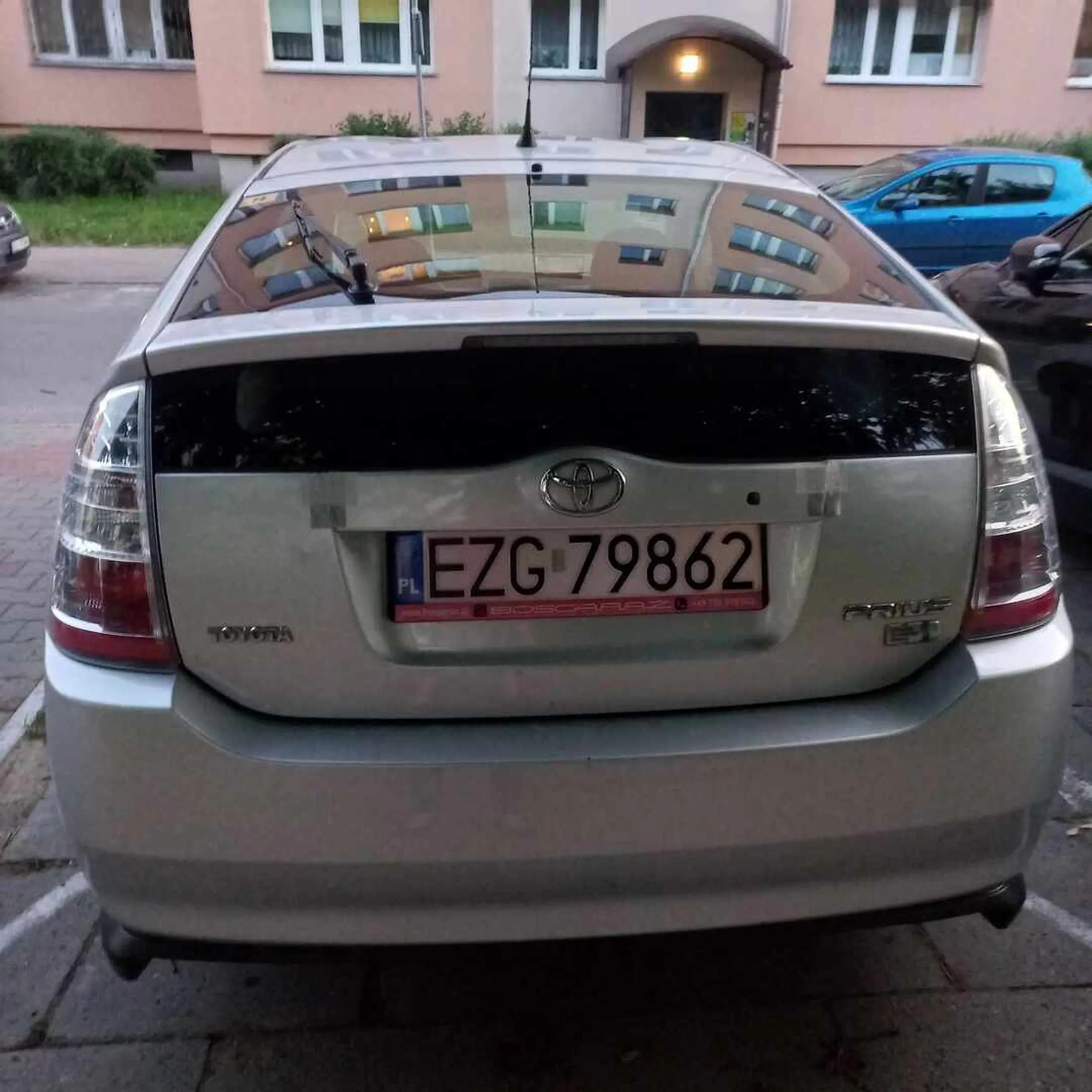 szukam adresu tego jegomościa, notorycznie parkuje na wykupionym miejscu, zostawia za wycieraczką niegrzeczne kartki, wcześniej prawdopodobnie ten typ porysował mojej 70mletniej cioci samochód, tym razem będzie odholowany. Dane potrzebne pod sprawę. (Jak go odholuje to zapewne sam się zgłosi, tyle że wtedy też mam konsekwencje prawne). Facet jest taksówkarzem w Free Now.