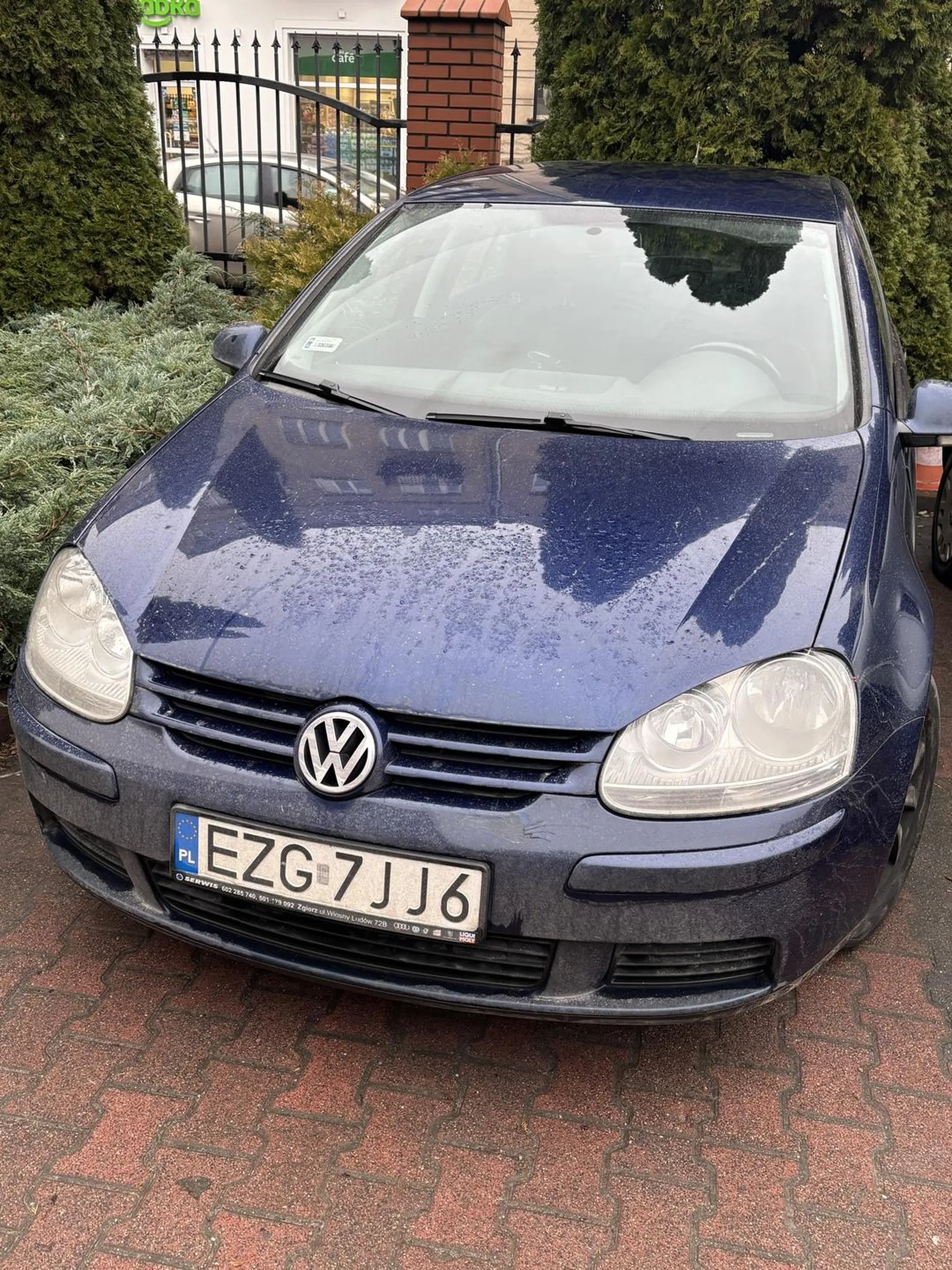 Kierowca Golfa o numerach rejestracyjnych EZG7JJ6 stanal ordynarnie na miejscu dla inwalidow mimo ze jak mniemam tymze inwalidom nie jest