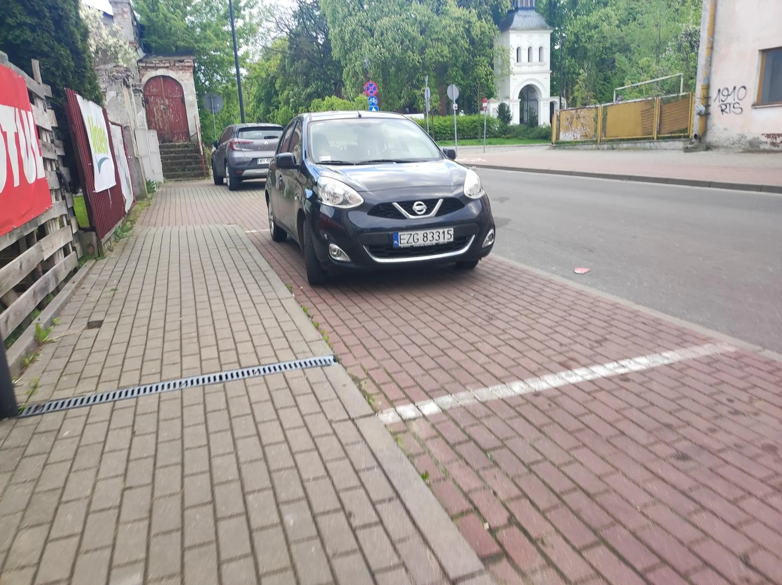 Kierowca tego gówna przyjechał do Poddębic na ulicę Mickiewicza która od wielu lat jest jednokierunkową i wjechał pod prąd i zaparkował. Policja tradycyjnie udaje że nic nie widzi.