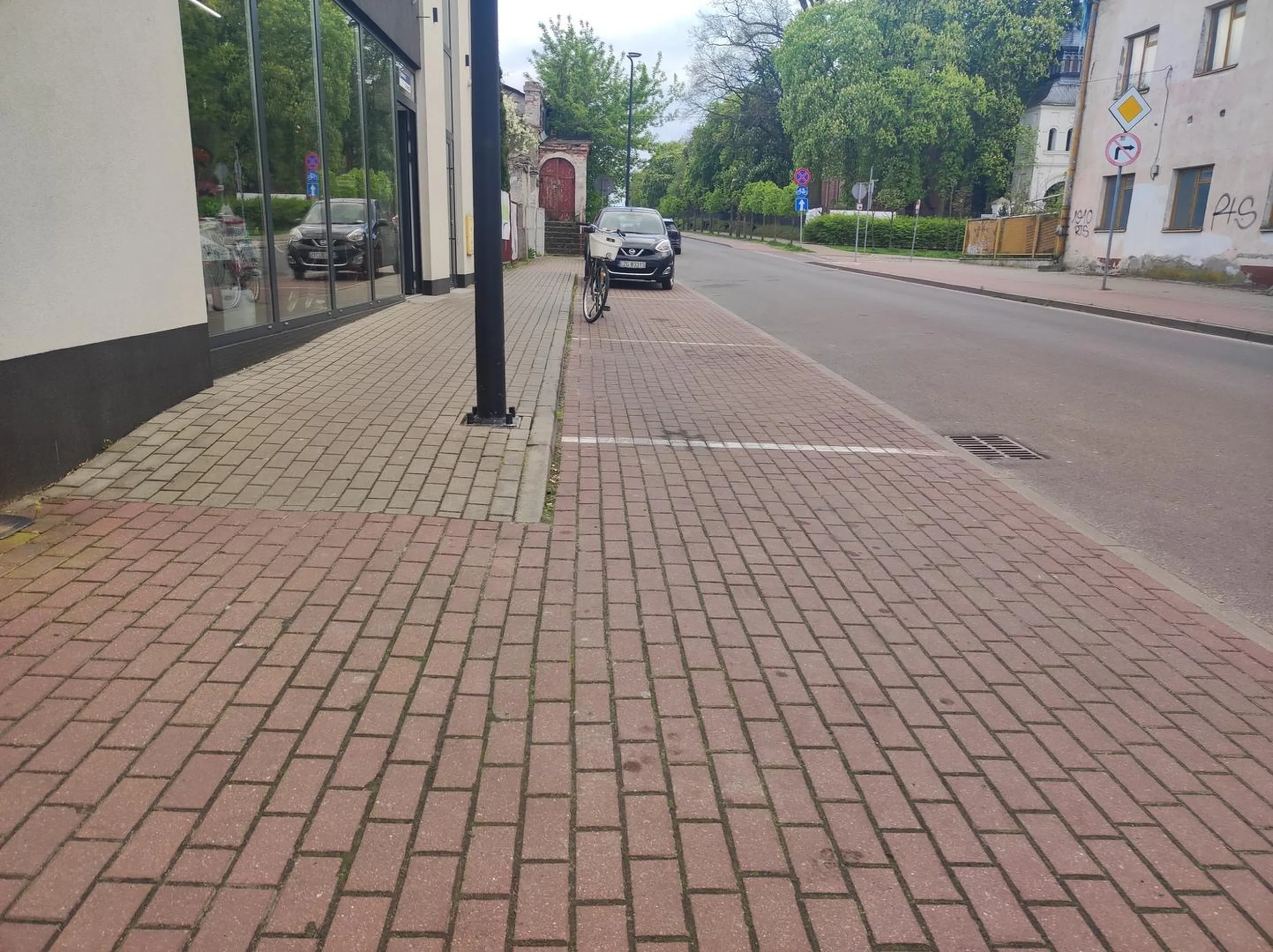 Kierowca tego gówna przyjechał do Poddębic na ulicę Mickiewicza która od wielu lat jest jednokierunkową i wjechał pod prąd i zaparkował. Policja tradycyjnie udaje że nic nie widzi.