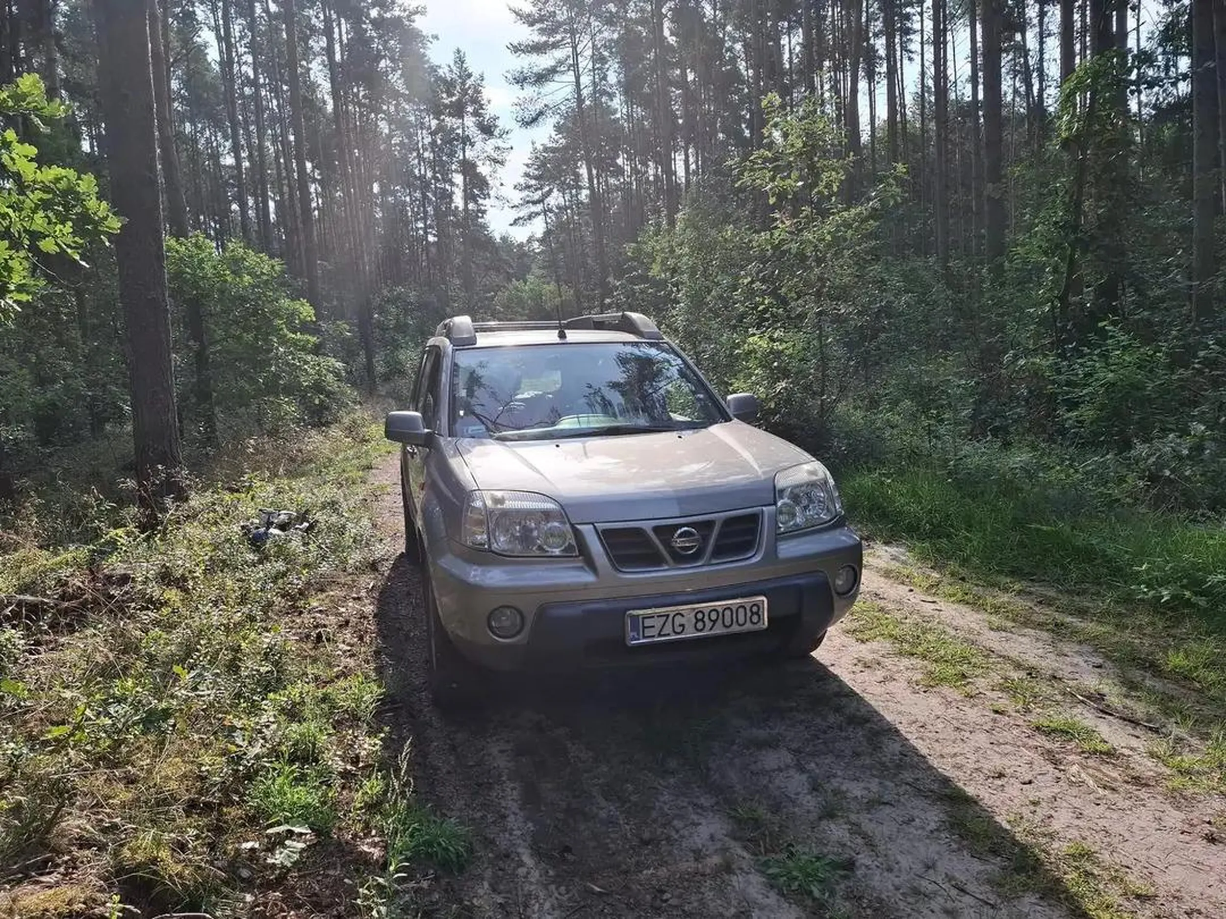 Kierowca jeździ w nocy po lesie w Jantarze oraz wjeżdża autem na plaże. Niestety koniecznie było wezwanie patrolu policji w celu usunięcia delikwenta z plaży.