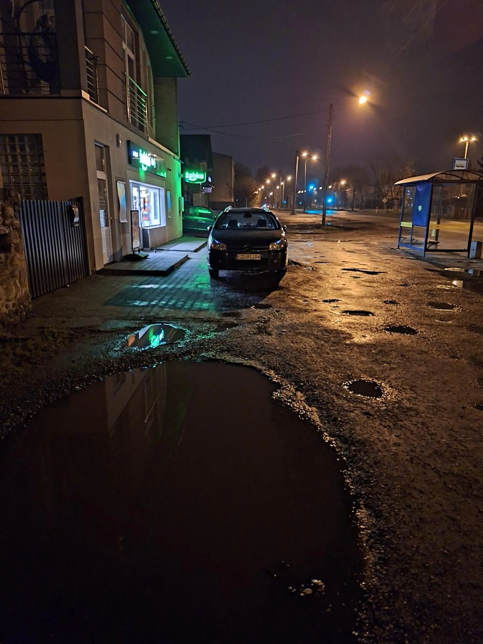 Kurestwo wali przechodniów długimi po oczach.
