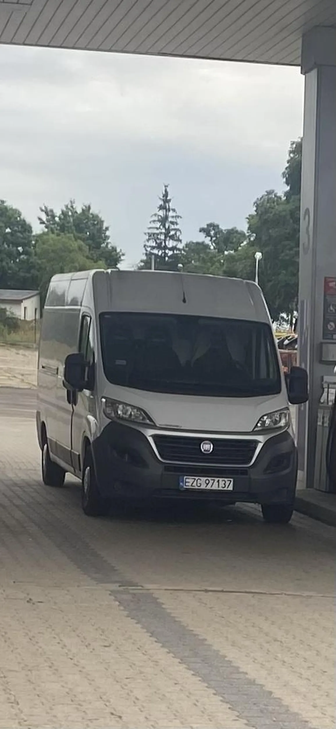 Zgierzątka pokazują sie w każdej części kraju, Pani blokowała dystrybutor w momencie kiedy przyjechałem na stację, parkingów pełno, a nastałem się za nią ponad 10 minut na jedynym dystrybutorze LPG, zdążyłem przestawić samochód, zjeść hot doga, a Paniusi z mężem jeszcze nie było, kiedy przyszli, blokowali sukcesywnie następne samochody.