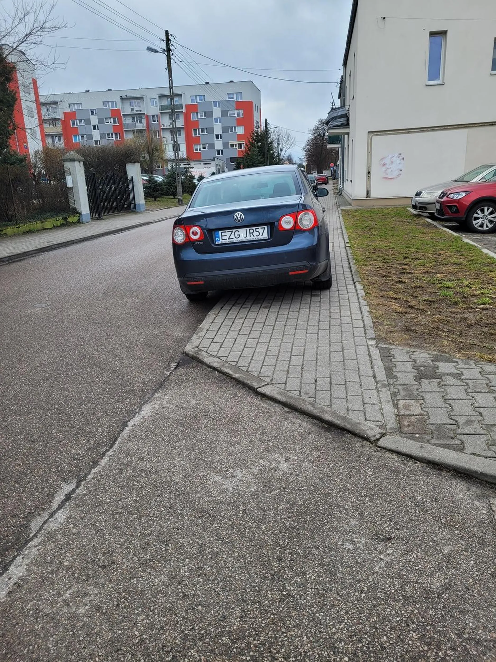 Co z tego, że obok chodnika pusty parking. Pani wolała zablokować przejście ludziom