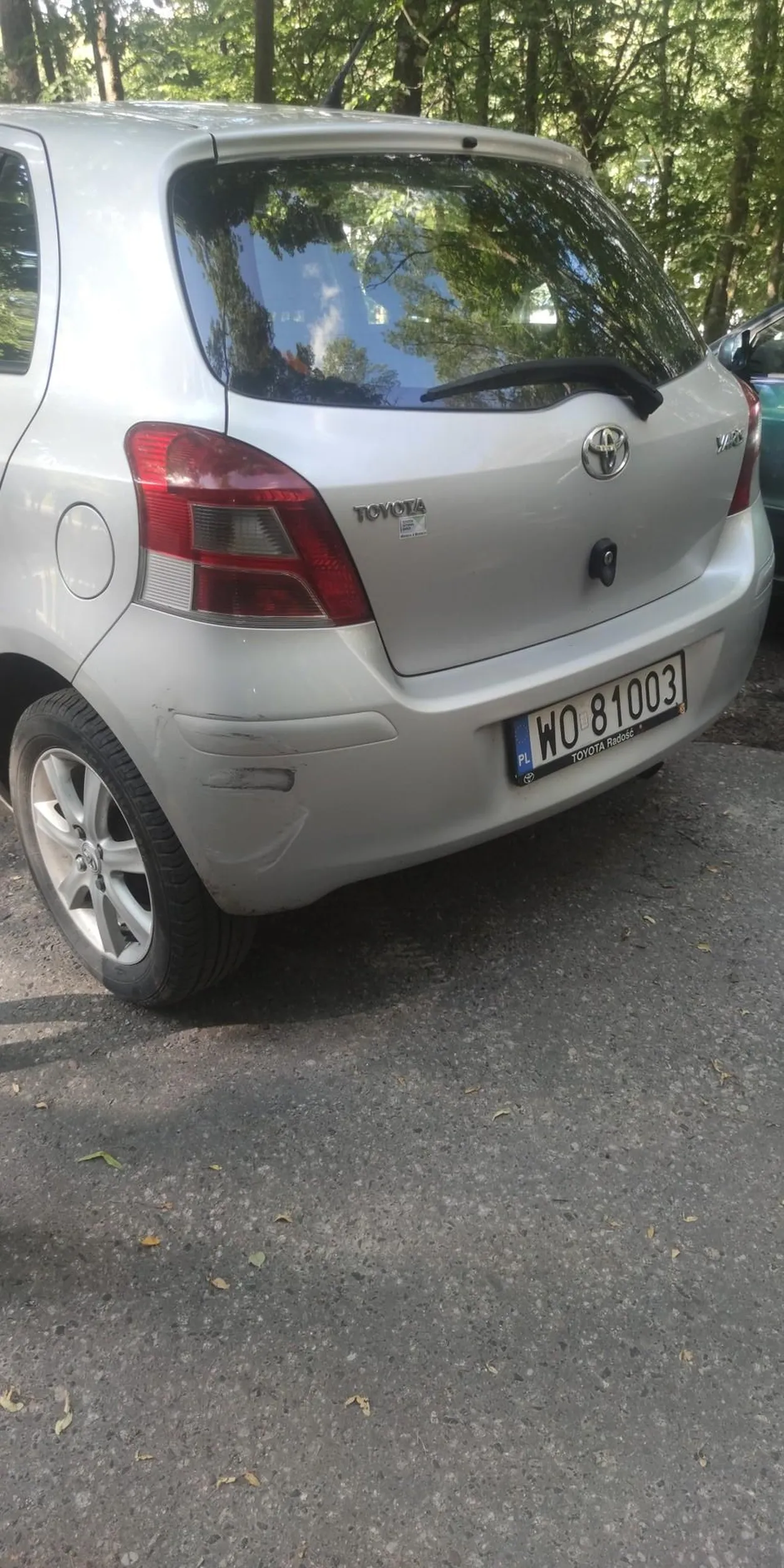 W sobote 13.07.2024 ok godz. 15:00 ten kierowca... srebrnego Sharana cofajac wzdluż ulicy przy parkingu pod Twierdza Boyen w Giżycku uderzyl prawa strona tylem o prawidlowo zaparkowana Toyote o numerach WO 81003 po czym szybko zbiegł z miejsca zdarzenia... Zachowanie karygodne! nieświadomy właściciel Toyoty powinien zgłosić na policje. Zalaczam zdjecie uszkodzonego auta.