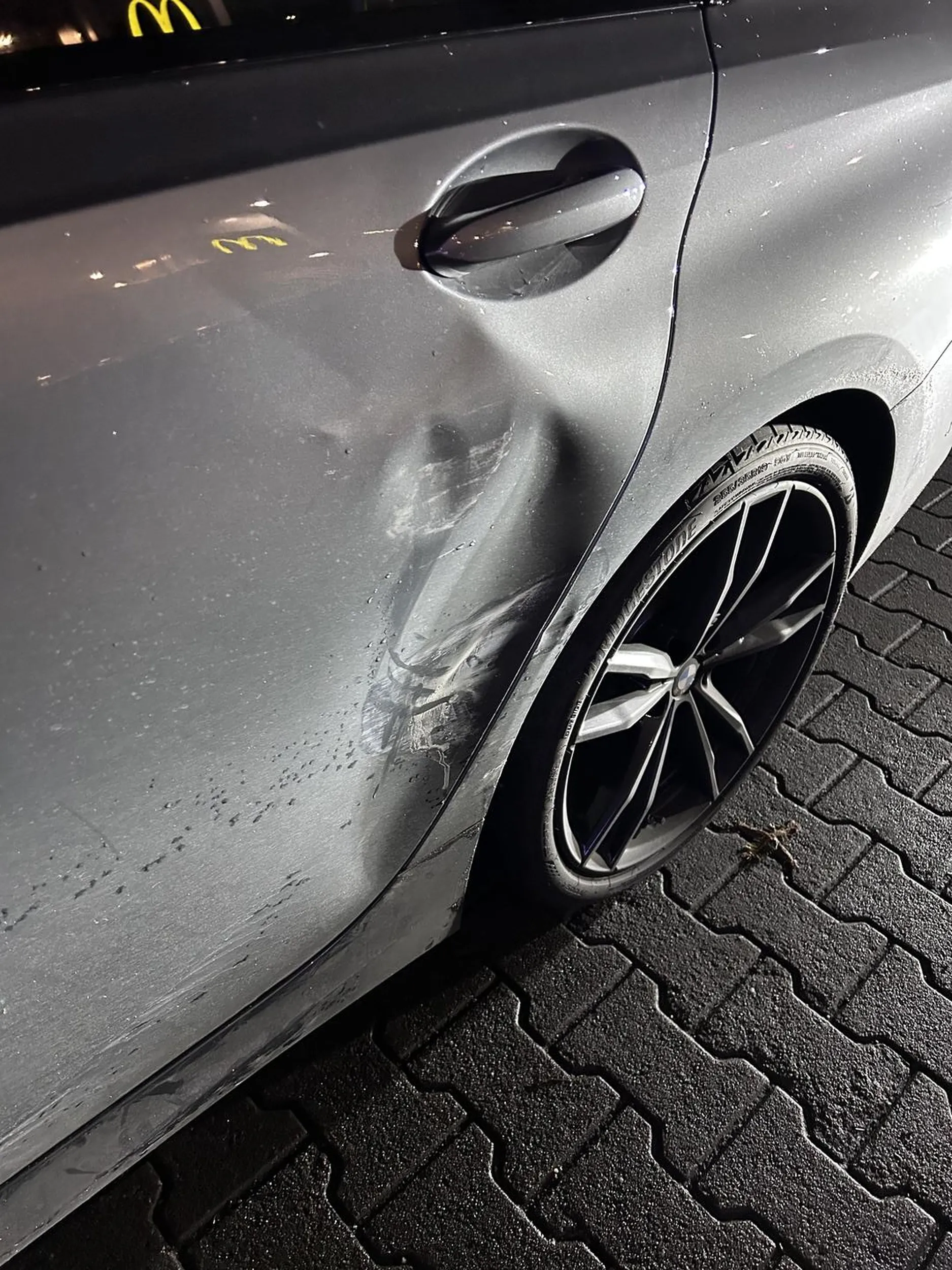 Chamie bez honoru i umiejętności, co uderzył i uciekł. Mam nadzieję, że odczujesz to finansowo w mandacie i ubezpieczeniu. Zniszczyłeś mi auto marzeń, teraz płać i płacz.