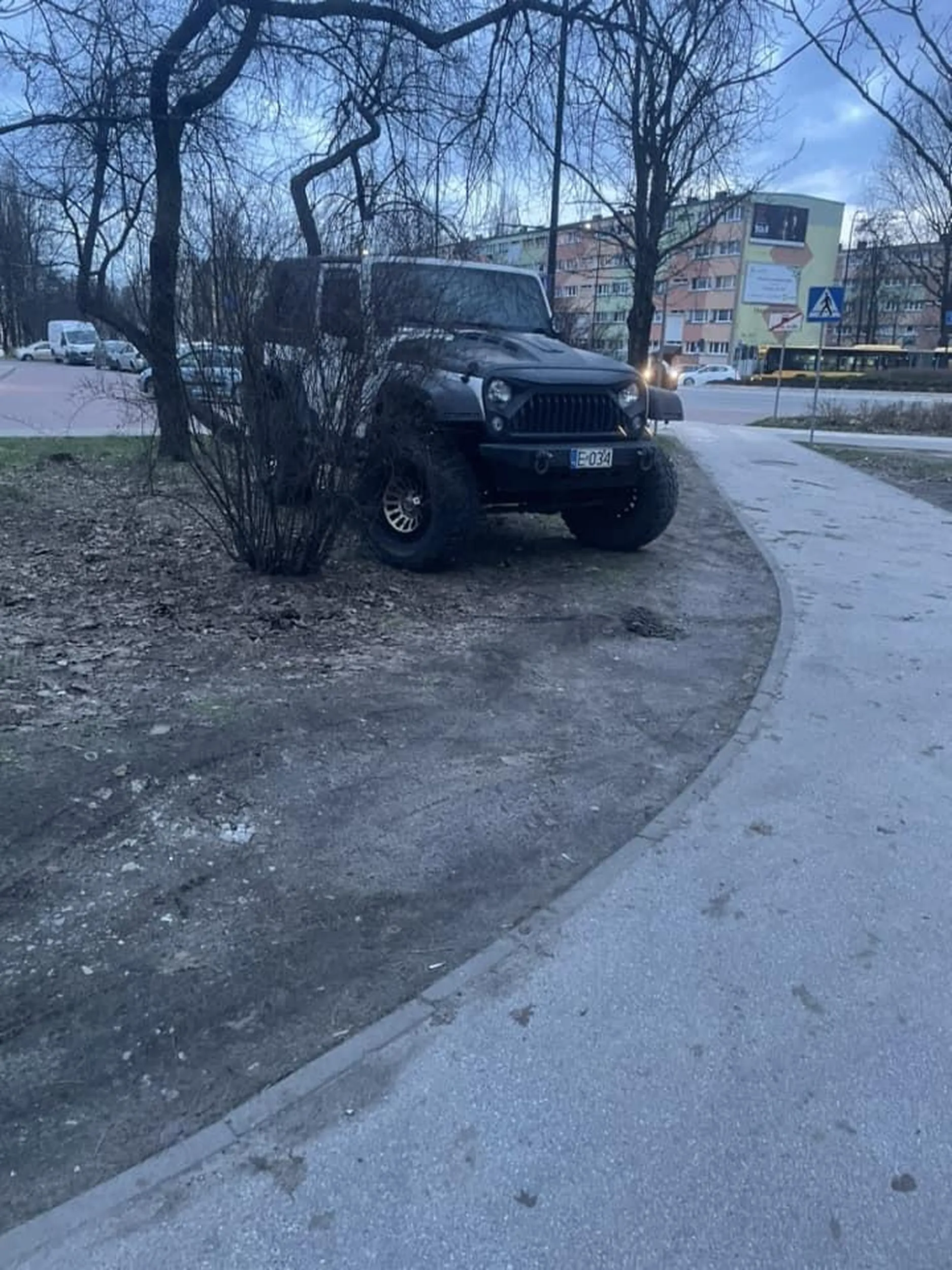 Facet kupił terenówkie i rozjeżdża trawniki.