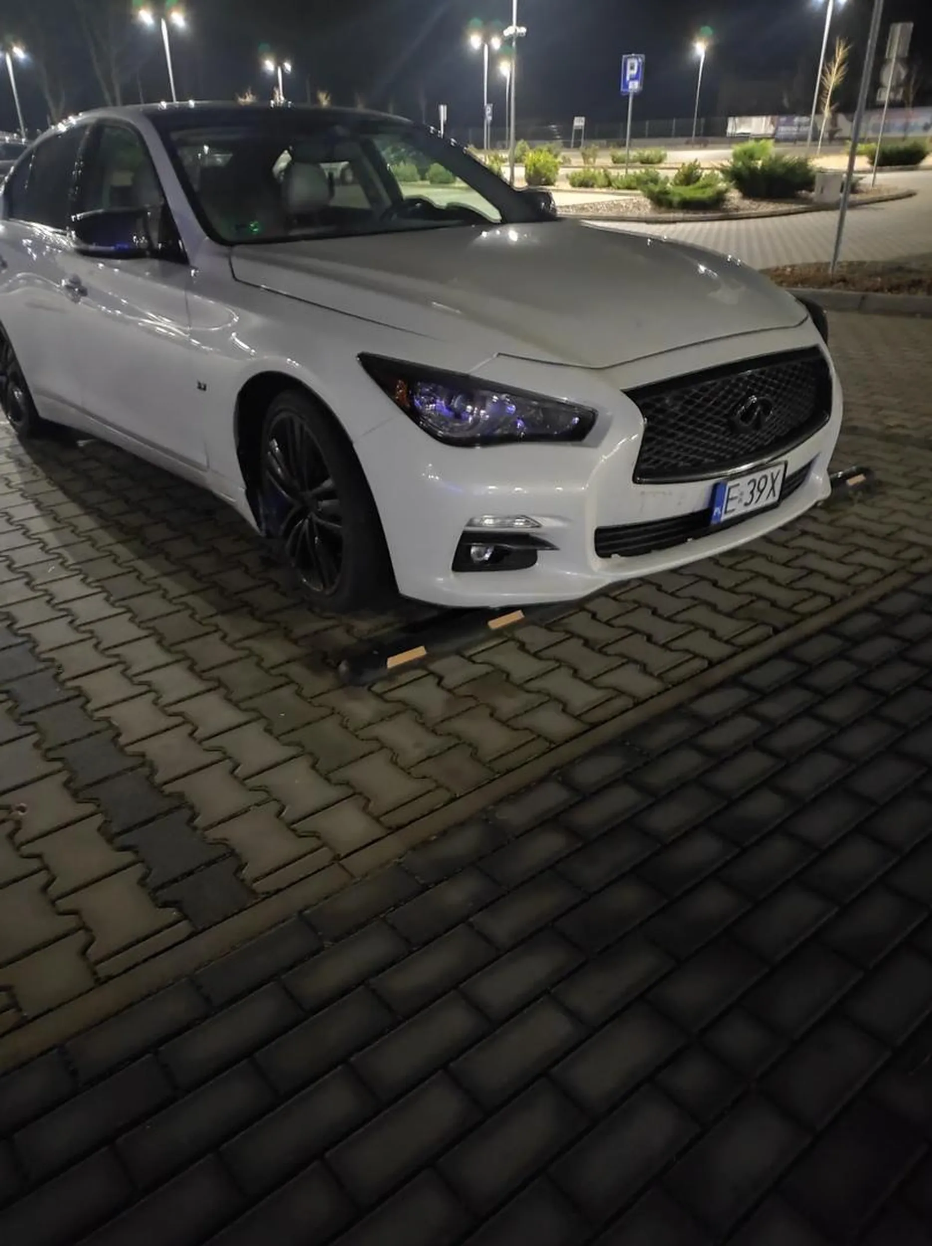 Bananowe dziecko parkuje na miejscu dla osób niepełnosprawnych. Co racja on umysłowo chory jest to wiele osób w Poddębicach wie ale legitymacji uprawniającej go do parkowania brak.