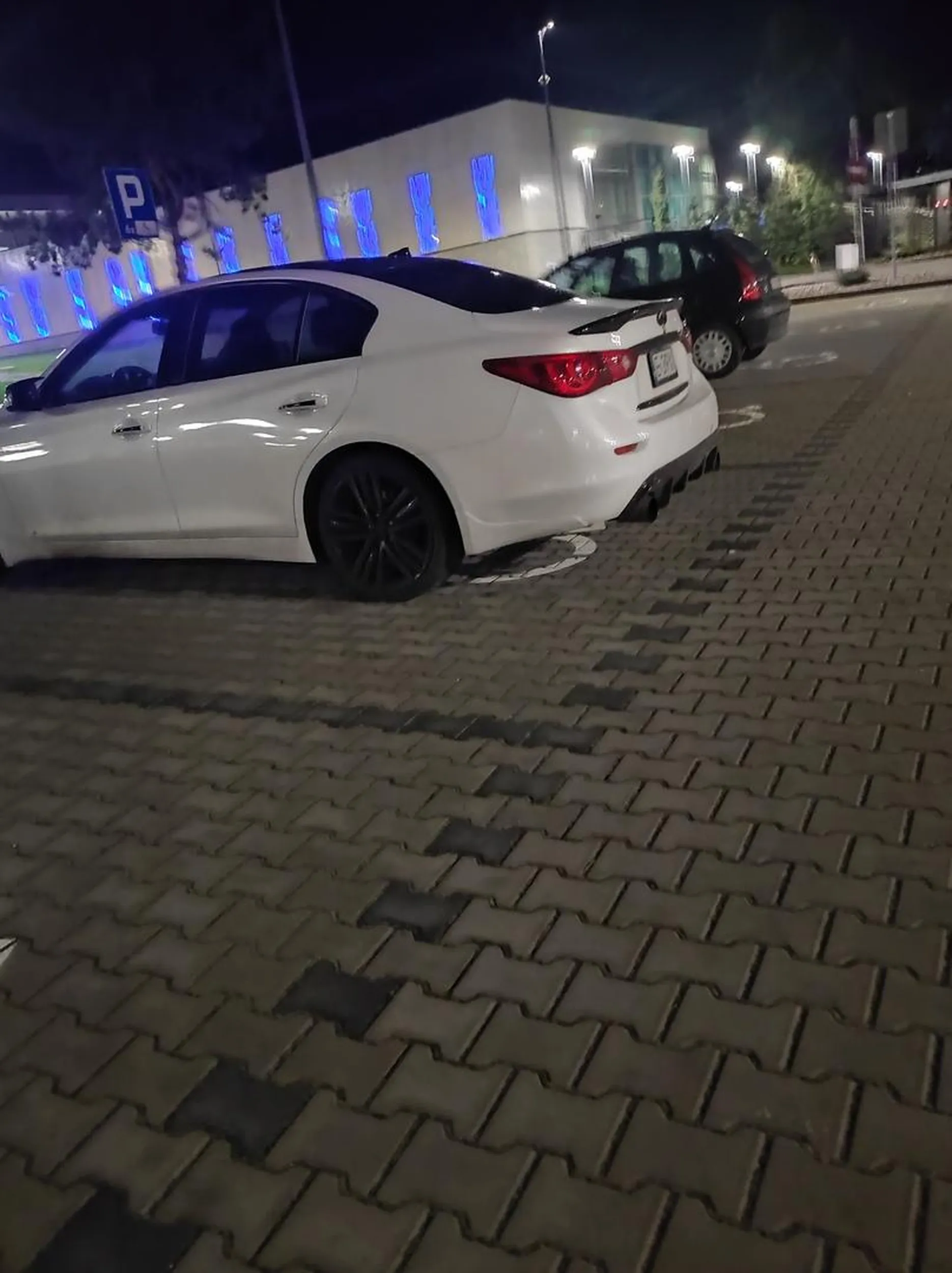 Bananowe dziecko parkuje na miejscu dla osób niepełnosprawnych. Co racja on umysłowo chory jest to wiele osób w Poddębicach wie ale legitymacji uprawniającej go do parkowania brak.