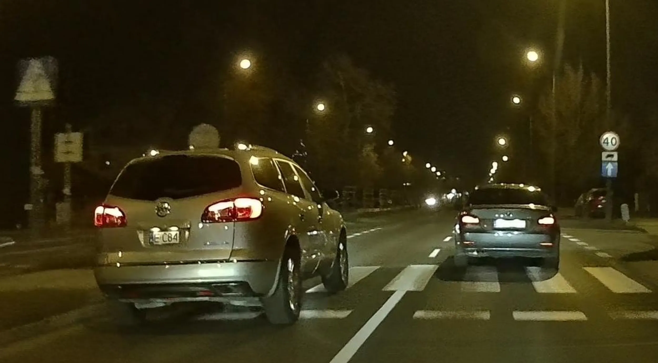 szeryf lewego pasa. celowo pół miasta snuje się lewym pasem 45 kmph powodując korek, nie tylko na przejściu jak na foto.