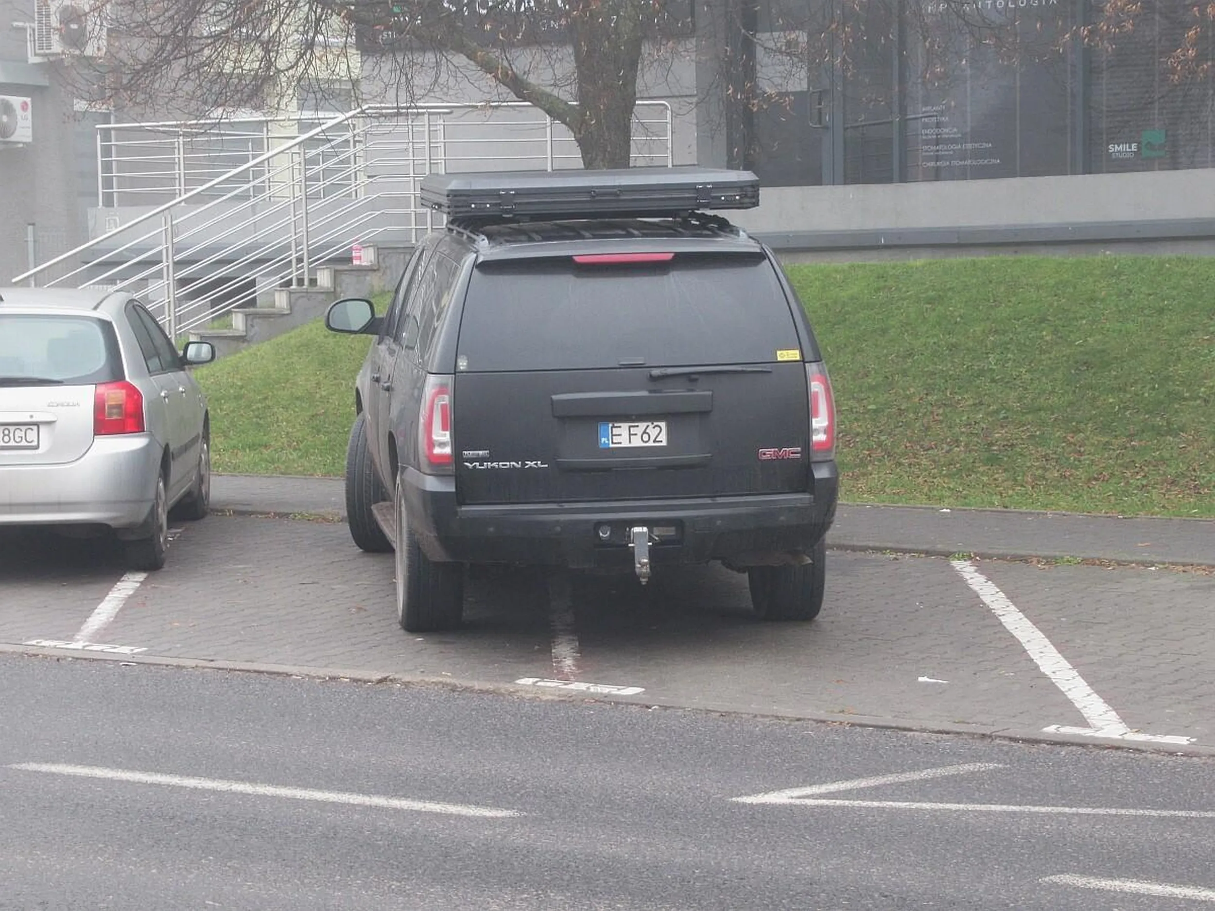 Baran nie dość, że nie potrafi parkować, to jeszcze wyłudził zmniejszone tablice, podając w urzędzie nieprawdziwe informacje. Na to chyba jest paragraf.