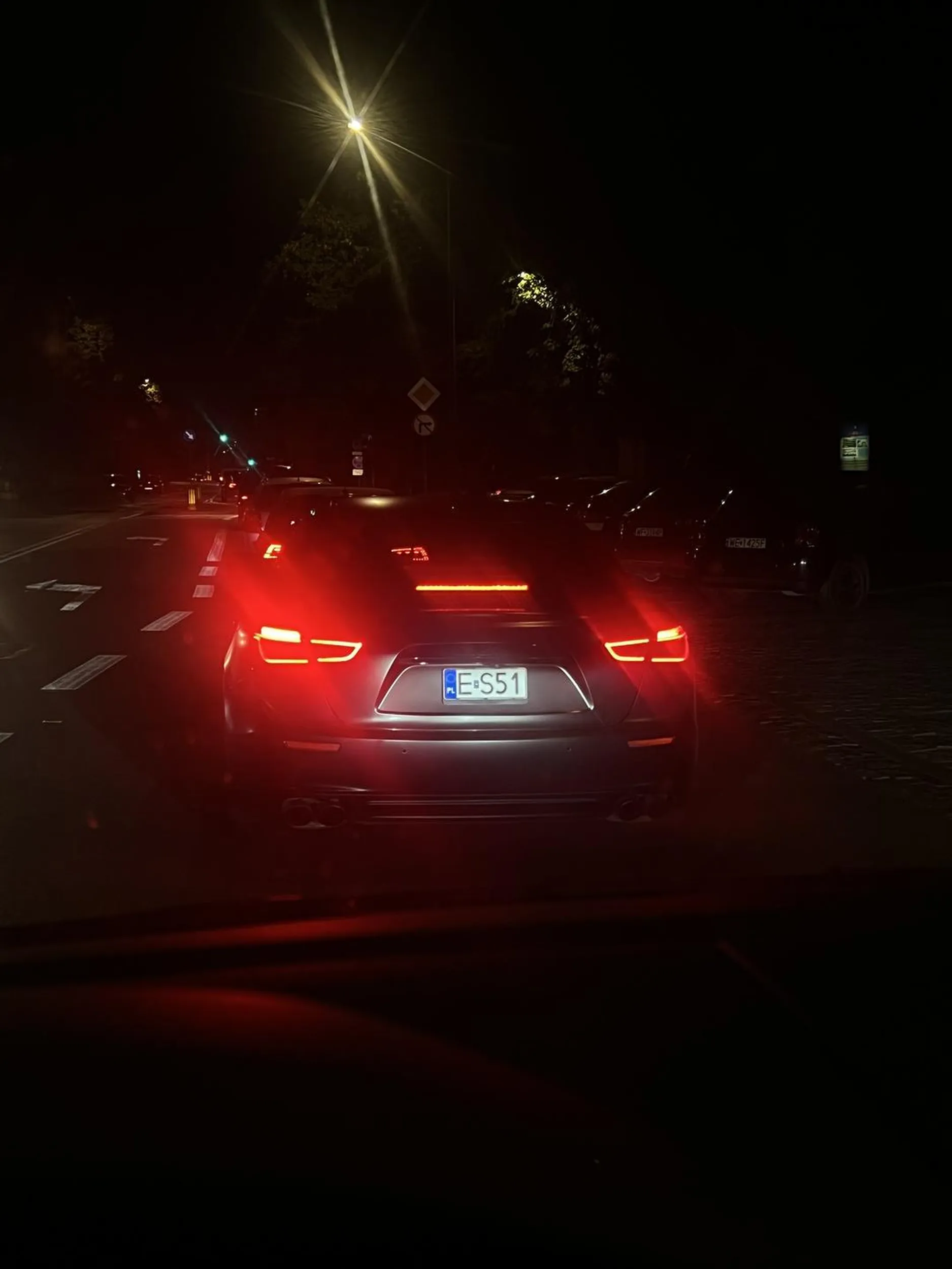 Fajny samochód który stwarza zagrożenie dla pieszych i innych uczestników ruchu drogowego gwałtownie przyspieszając żeby się popisać czekając w korku aż się zrobi miejsce ? przyjechał do „Warszafki” i musi się popisywać bo jest niedowartościowany