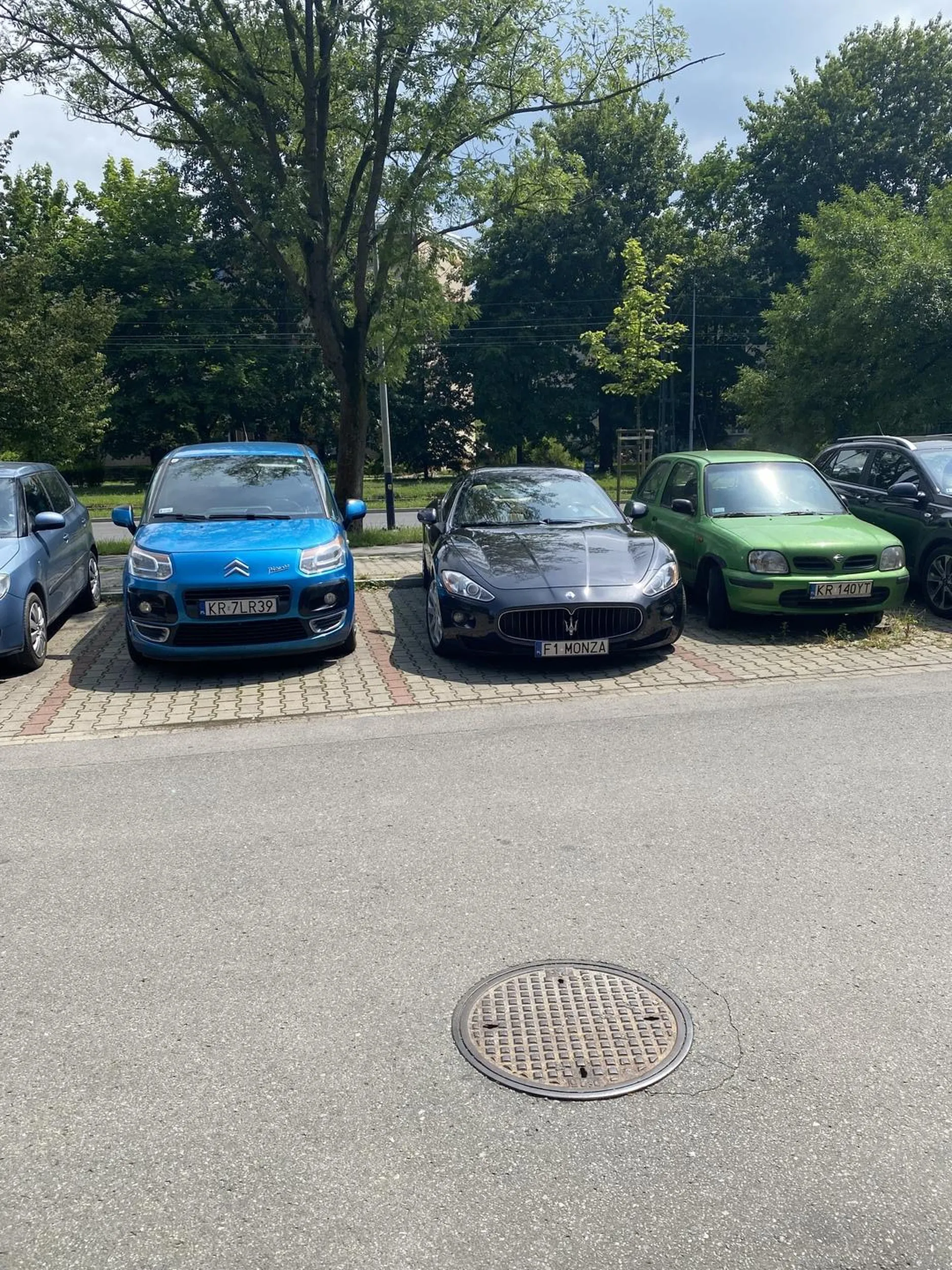 Osobę z tak drogim autem chyba stać na parking miejski, a nie żeby zajmować komuś miejsce pod blokiem na terenie wspólnoty mieszkaniowej (jest oznakowanie pionowe). Umiejętności parkowania już nie będę komentować…