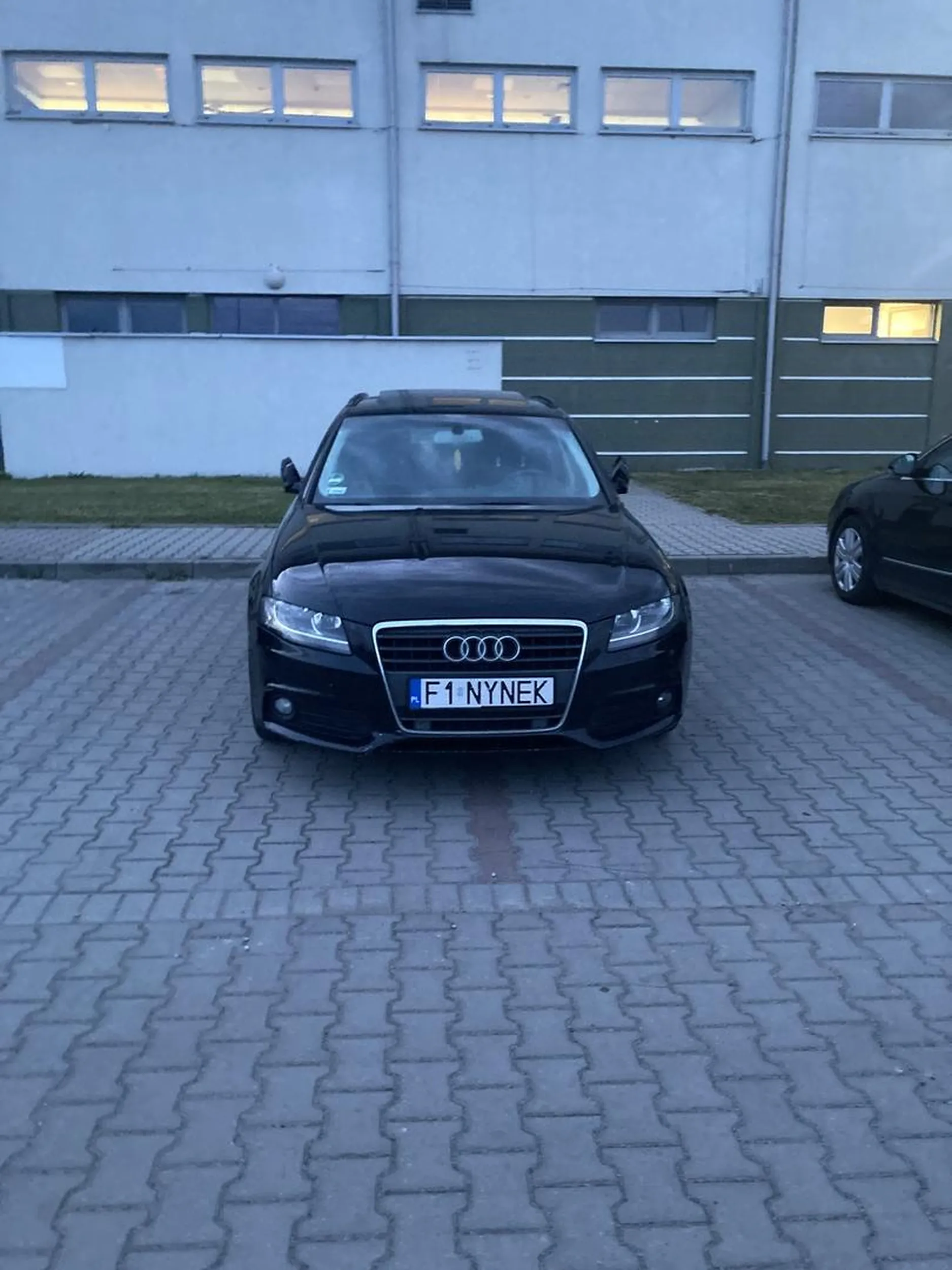 Ten kierowca ma ewidentne problemy z prawidłowym parkowaniem.