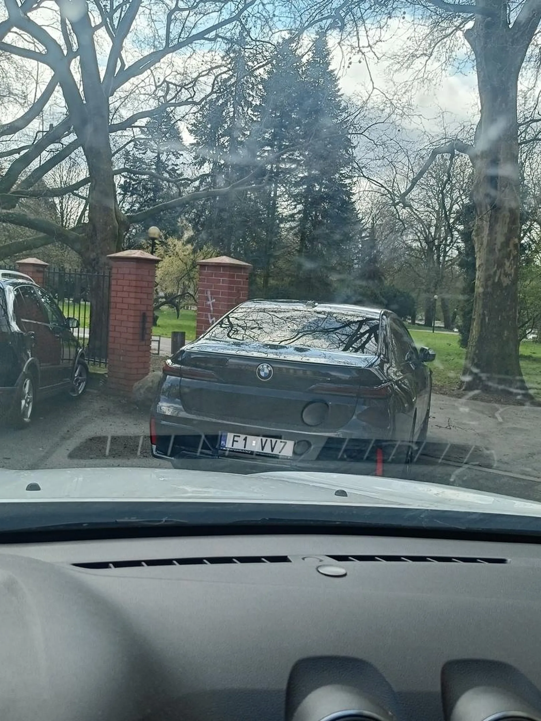 Blokuje dojazd do garażu i cały wjazd do parku