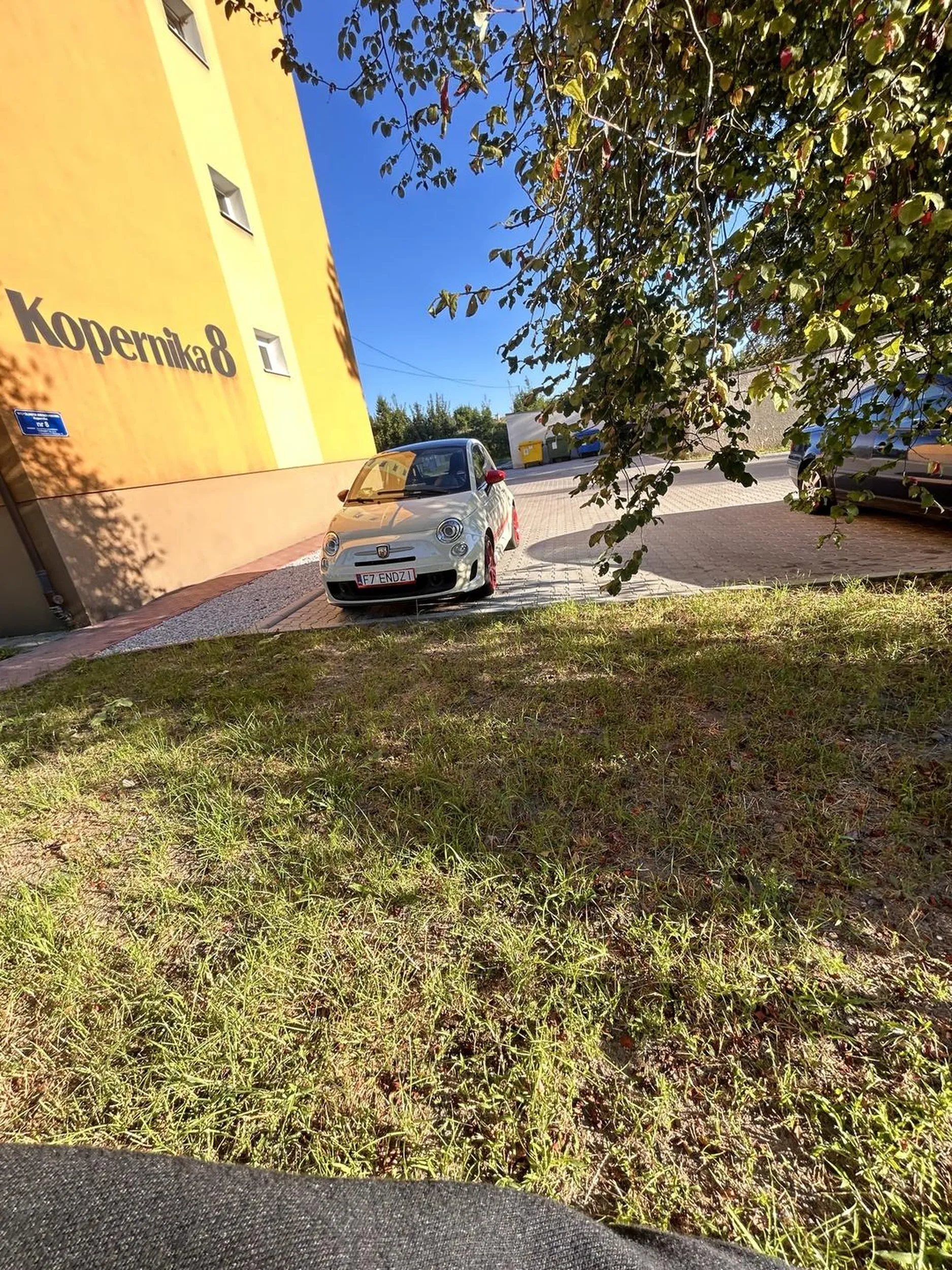 Krzywo nie w liniach, pasazer nie mowi r, krzywo sie patrzy i wyglada jak przez okno. Szyby na korbke