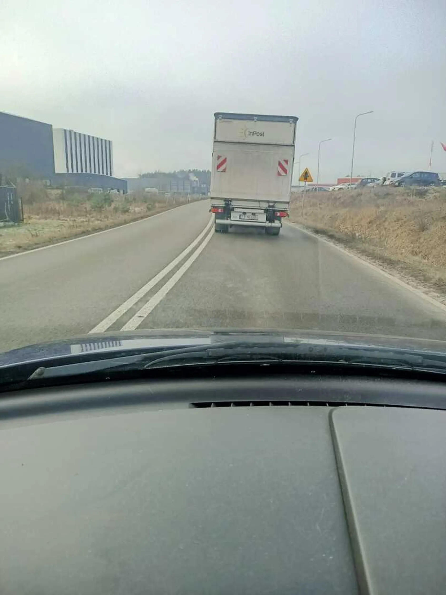 jako kierowca inpost jezdzisz jak burak i prostak, stwarzając zagrożenie dla innych. Liczę, ze na strefie w Kisielinie ktoś Cię znajdzie i wyreguluje twarz. Z taką rejestracją łatwo Ci znaleźć. do zobaczenia!