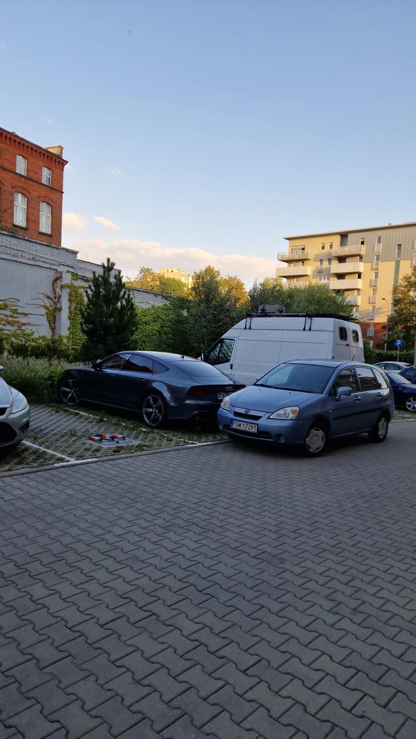 Cymbał zastawił dwa samochody na terenie zamkniętego osiedla we Wrocławiu i właścicielka audi cały ranek biegała po osiedlu go szukać, już wieczór a nadal go nie zabrał. Mam nadzieję że ktoś Ci przebije opony za takie chamstwo. Na szczęście nie zastawił mojego samochodu.