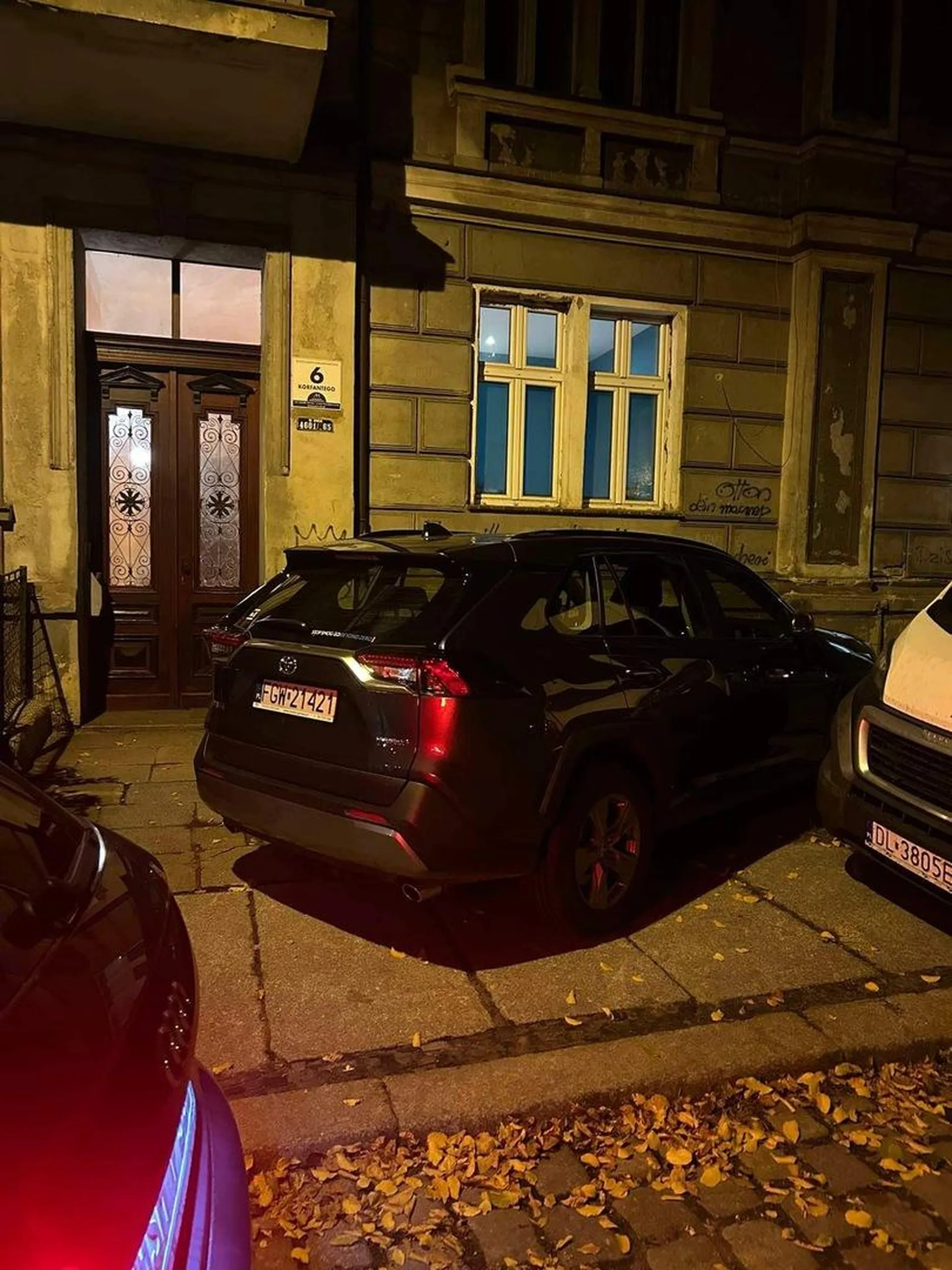 Gwiazda przyjechała na mecz do Legnicy zastawiając dojście do domu osobie na wózku dla niepełnosprawnych