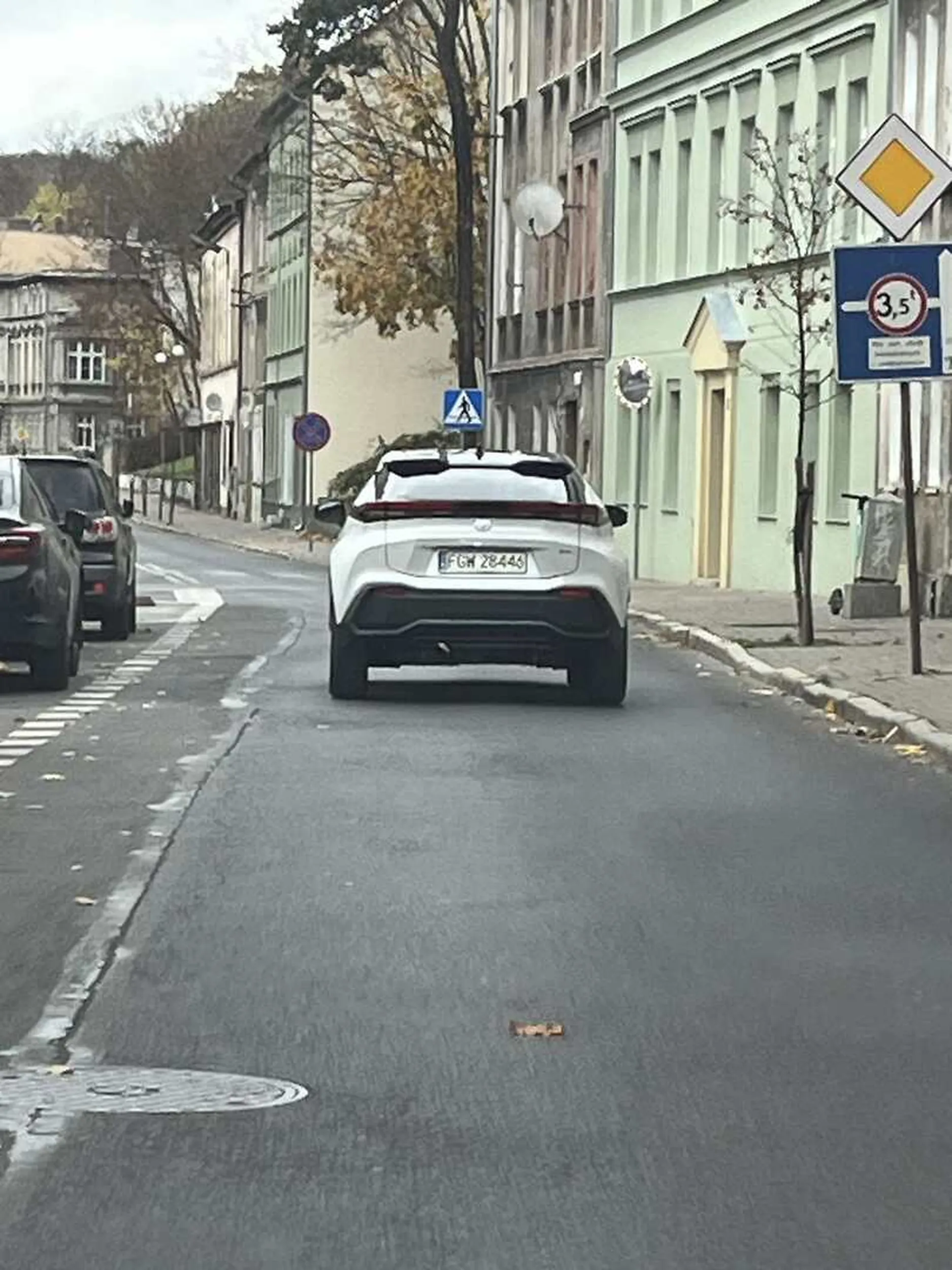 próbował rozjechać dziecko na pasach