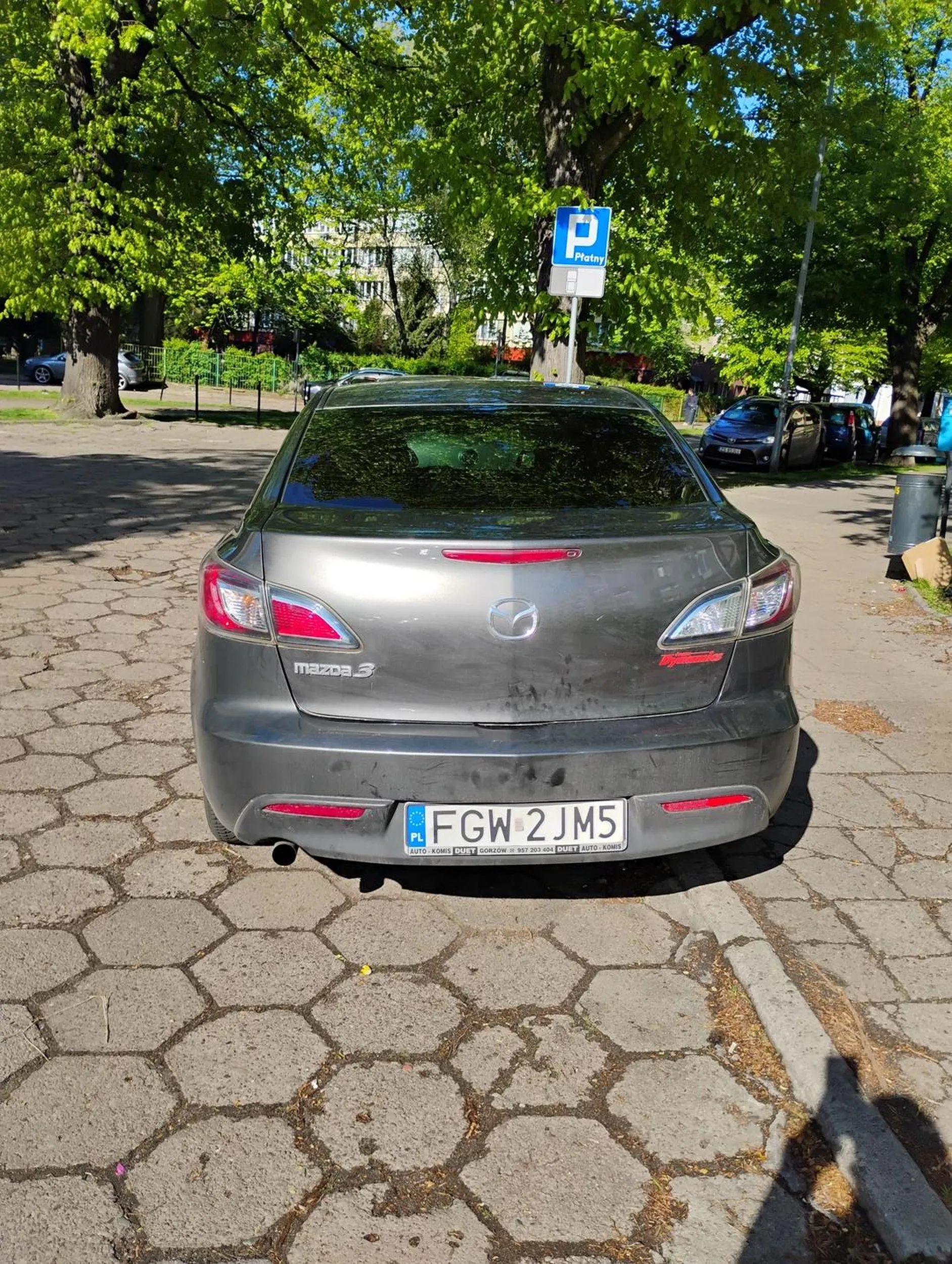 Cwaniaczek co w Szczecinie myślał jak zaoszczędzić kilka złotych, aby nie zapłacić za strefe płatnego parkowania. Stanął pomiędzy znakami, ale nie zauważył, że zablokował wyjazd ze strefy płatnego parkowania innym użytkownikom. Może się zdziwić jak wróci, a auta nie będzie. Straż miejska już wezwana. Chciało oszczędzić kilka złotych, a zapłaci kilkaset mandatu i holowania. Przed nim stoi kolejny cwaniaczek tym razem ZPL. Jak widać nie mieszkańcy Szczecina nie wiedzą jak się zachować w mieście.