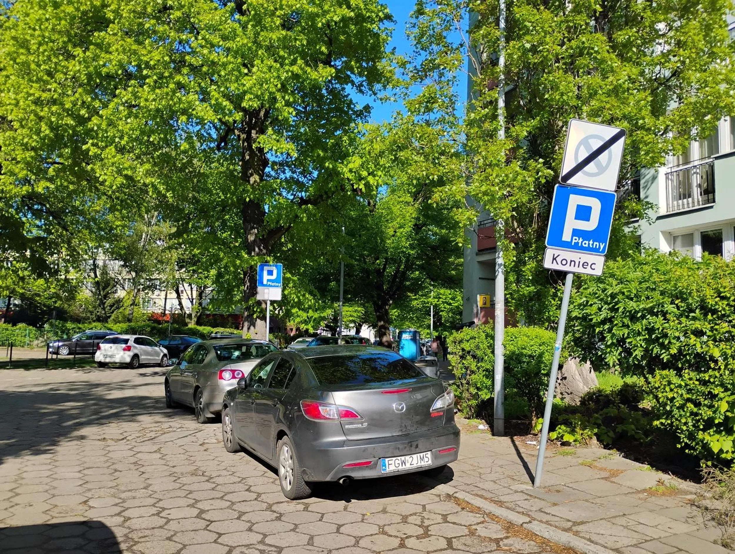 Cwaniaczek co w Szczecinie myślał jak zaoszczędzić kilka złotych, aby nie zapłacić za strefe płatnego parkowania. Stanął pomiędzy znakami, ale nie zauważył, że zablokował wyjazd ze strefy płatnego parkowania innym użytkownikom. Może się zdziwić jak wróci, a auta nie będzie. Straż miejska już wezwana. Chciało oszczędzić kilka złotych, a zapłaci kilkaset mandatu i holowania. Przed nim stoi kolejny cwaniaczek tym razem ZPL. Jak widać nie mieszkańcy Szczecina nie wiedzą jak się zachować w mieście.