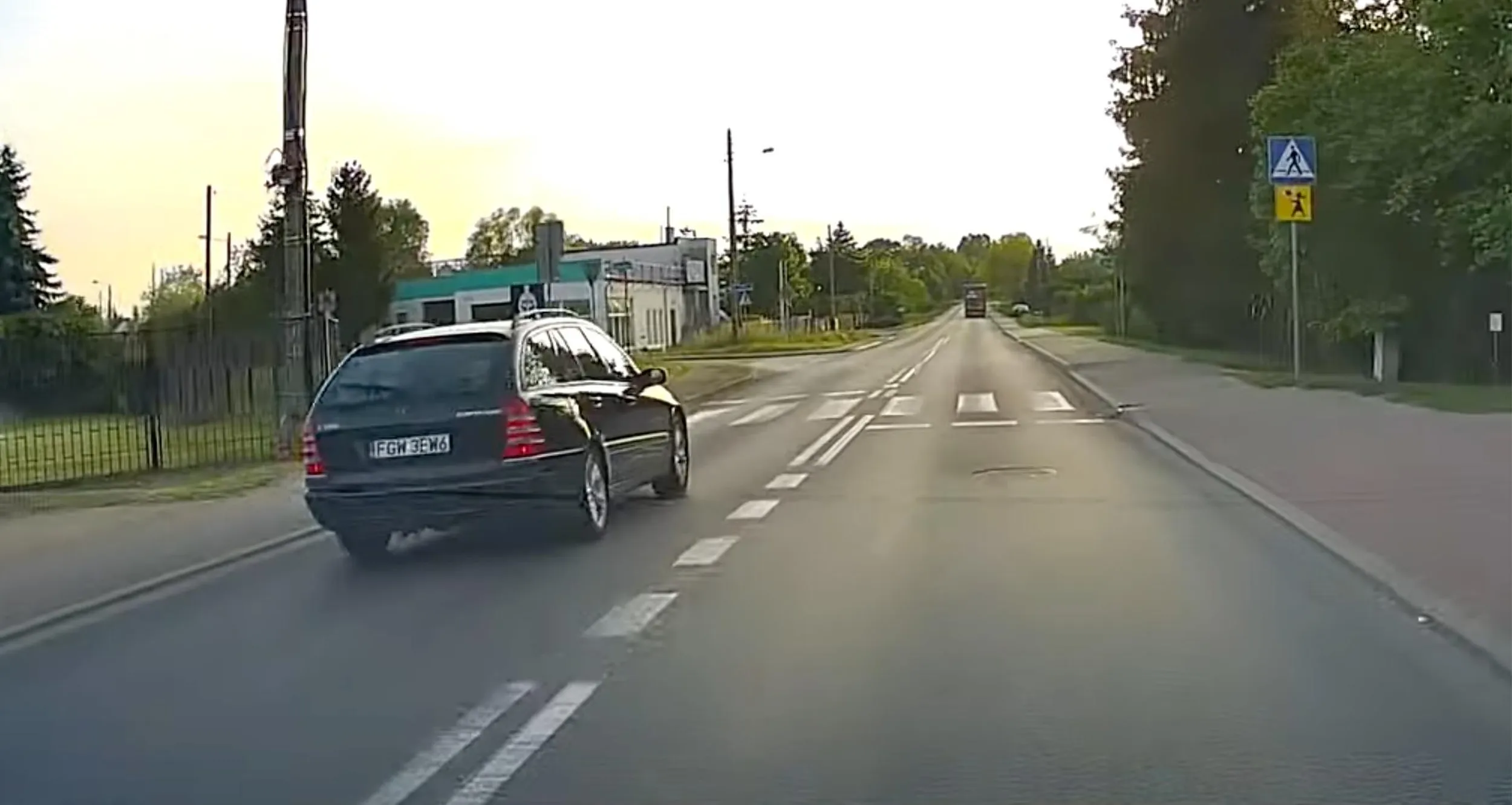 Jeździ szybko i niebezpiecznie. Wyprzedzanie na skrzyżowaniu i PDP