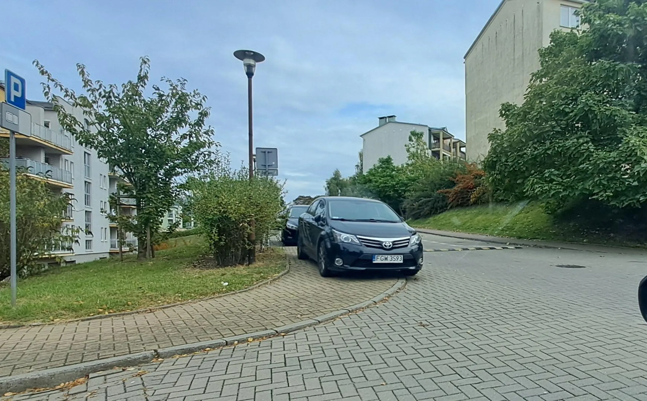 To nie jest miejsce parkingowe! Tym bardziej, że w promieniu 100m zawsze jest jakieś wolne.