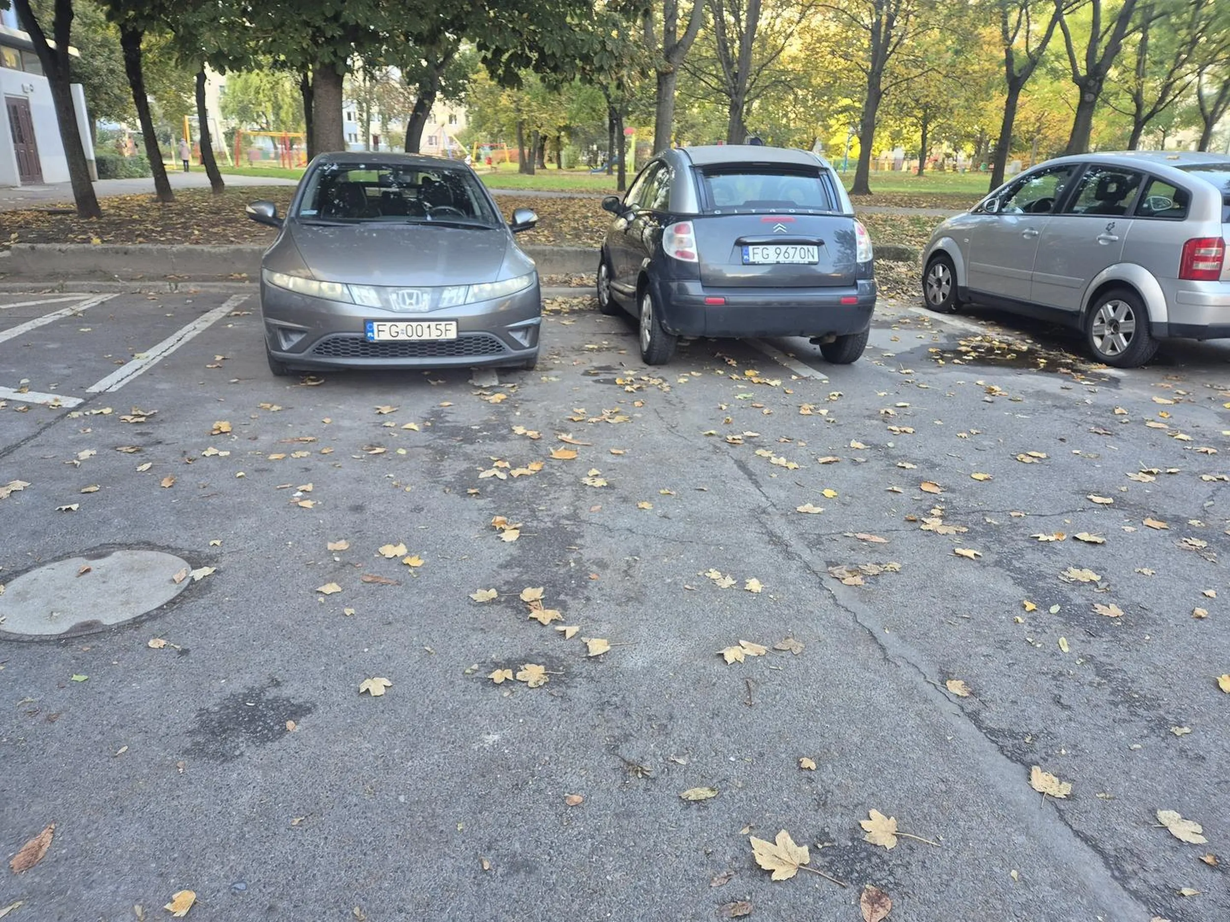 Brawo, oboje siebie warci, ale Ty w dodatku żadnym z aut którym jeździsz nie potrafisz parkować, tylko zagracasz parking.