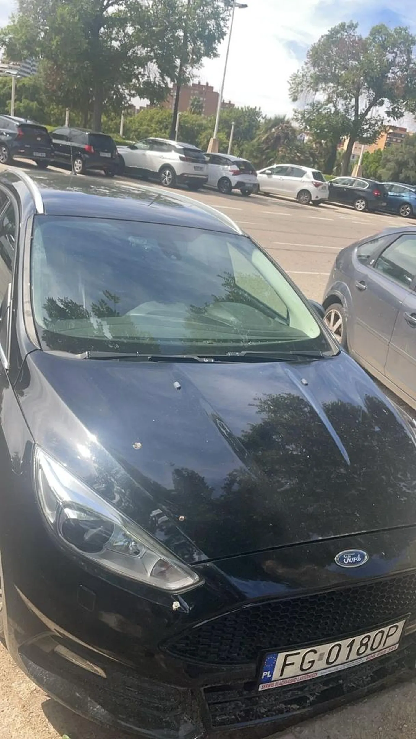 Stoi na parkingu od miesiąca