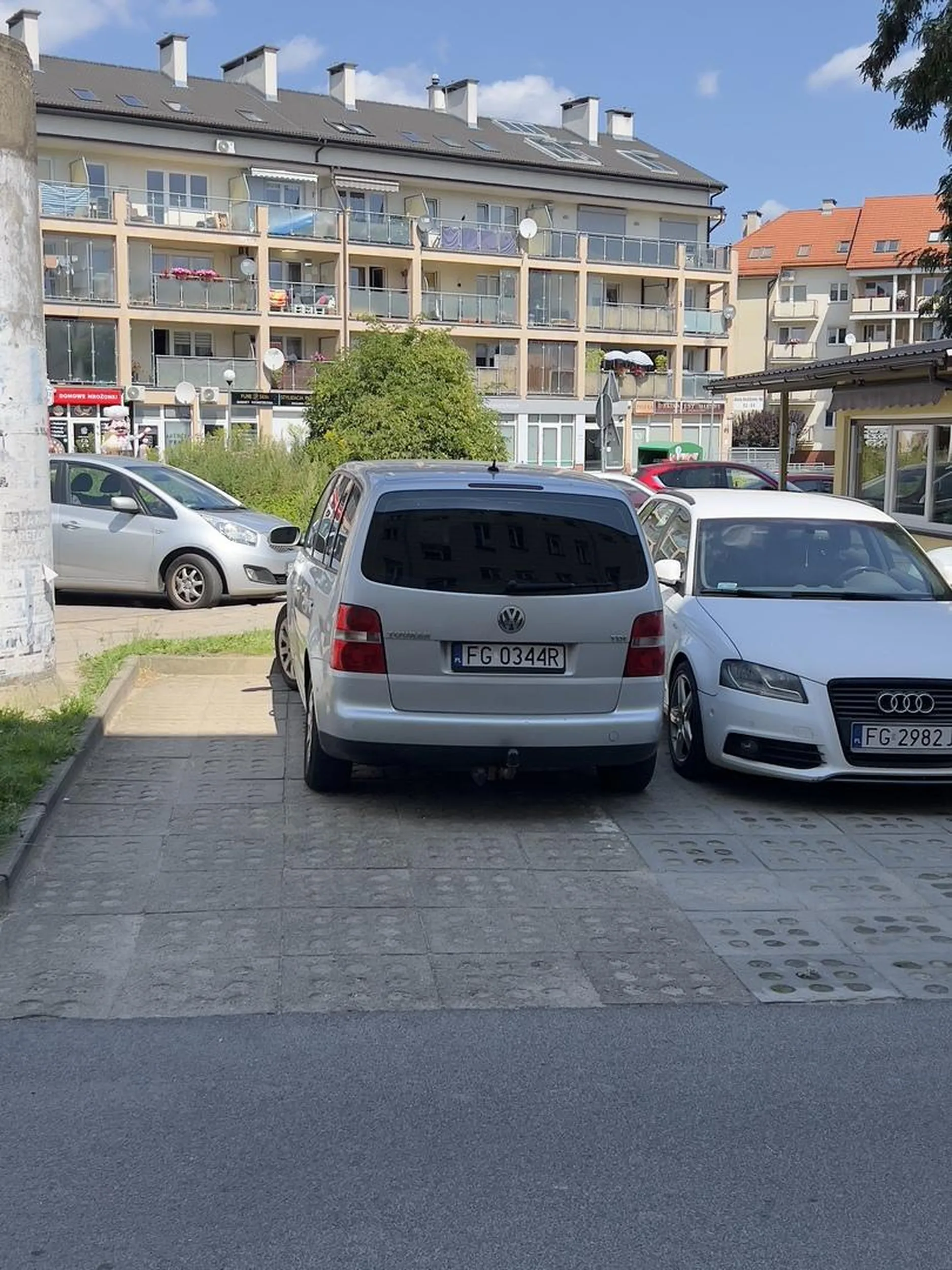 Naucz się parkować.. albo wracaj do przedszkola, tam dzieci przynajmniej nie wyjeżdżają za linie.