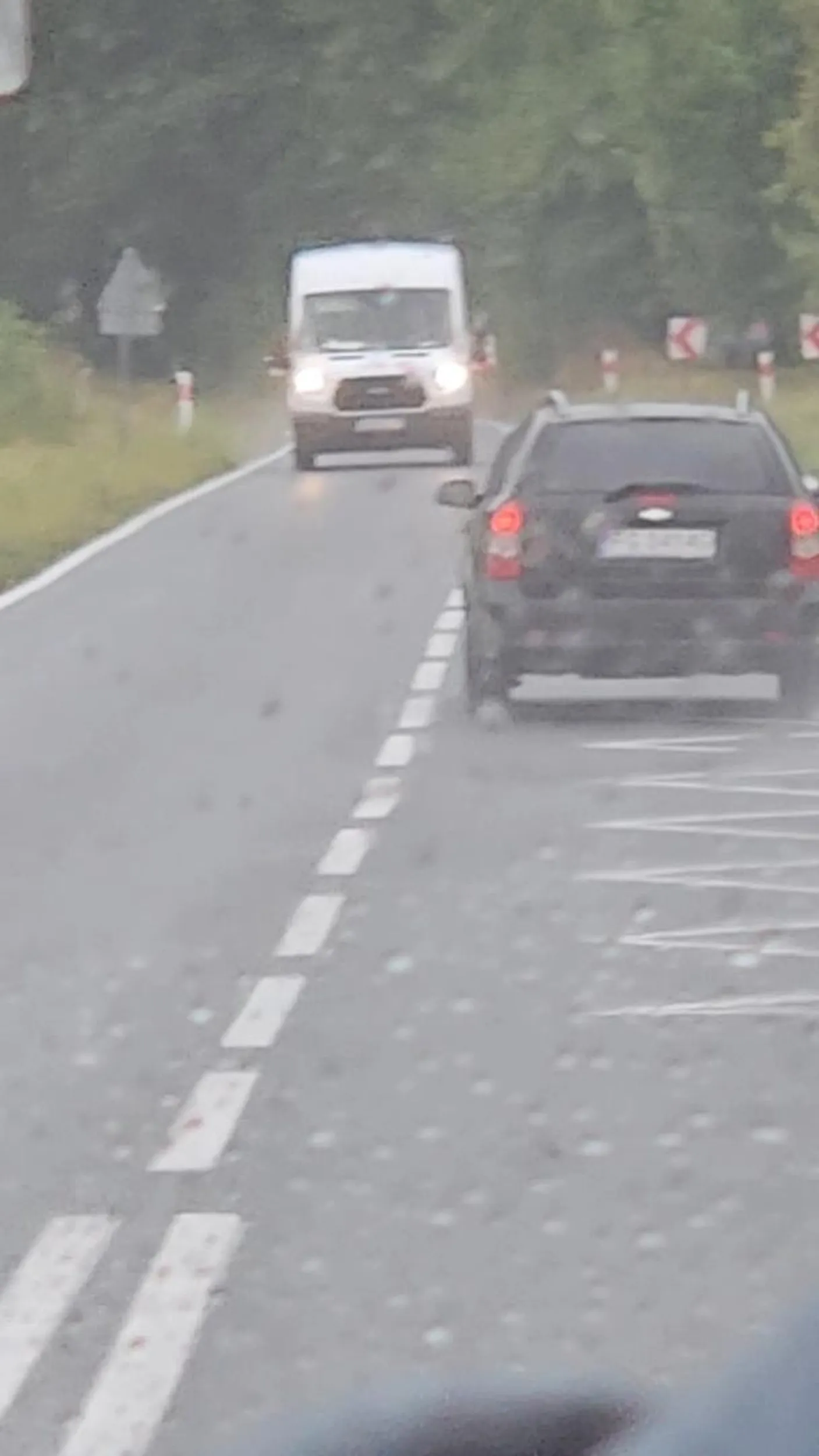 Kierowca jedzie wężykiem i nie używa kierunkowskazów