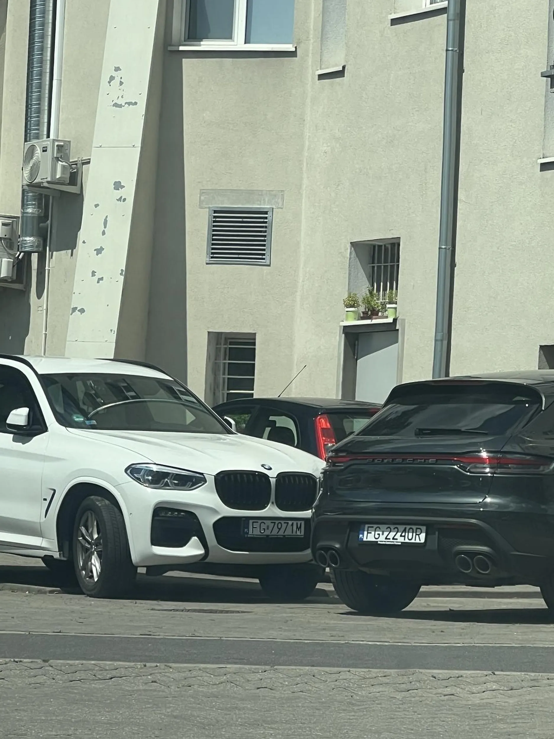 Gratulacje 2 auta zastawione auto stoi od dłuższego czasu