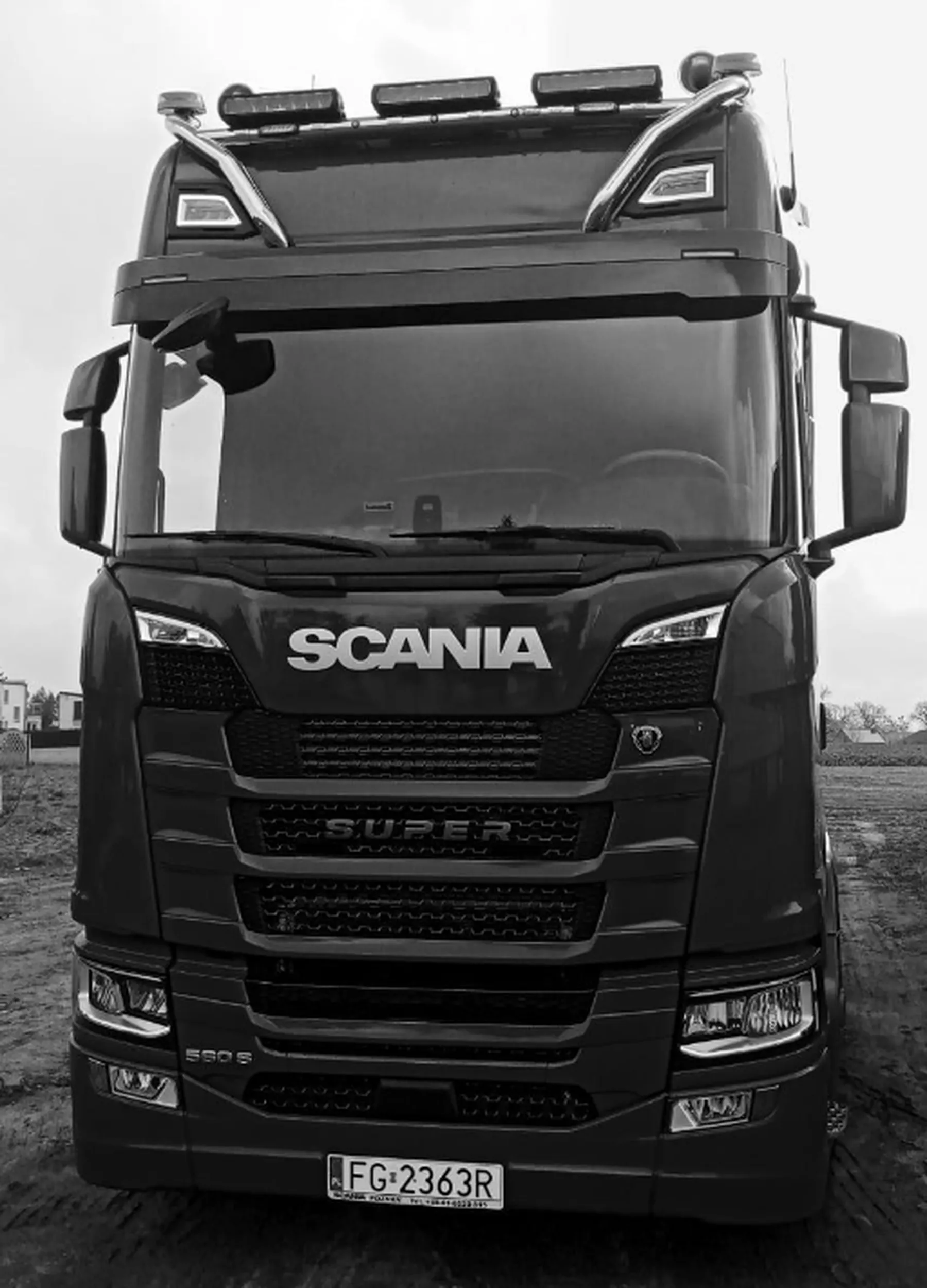 jedzie tirem pijany wraca z poznania jedzie S-k i jedzie dwoma pasami naraz tą scanią oceniam na 1/10 bo nie da się inaczej ocenić tego kierowcy