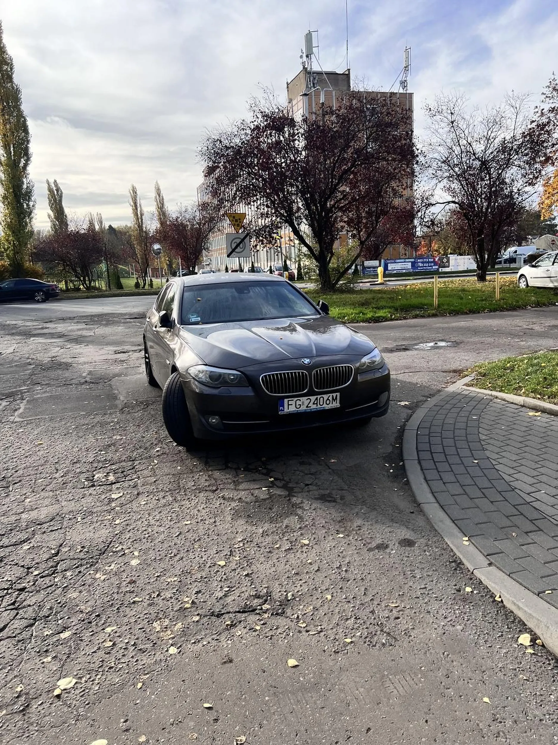 Naucz się kastracie parkować. Myślę że to nie wymaga więcej, zdjęcia wszystko pokazują. Parkowanie na ŚRODKU wjazdu na mniejszy parking.