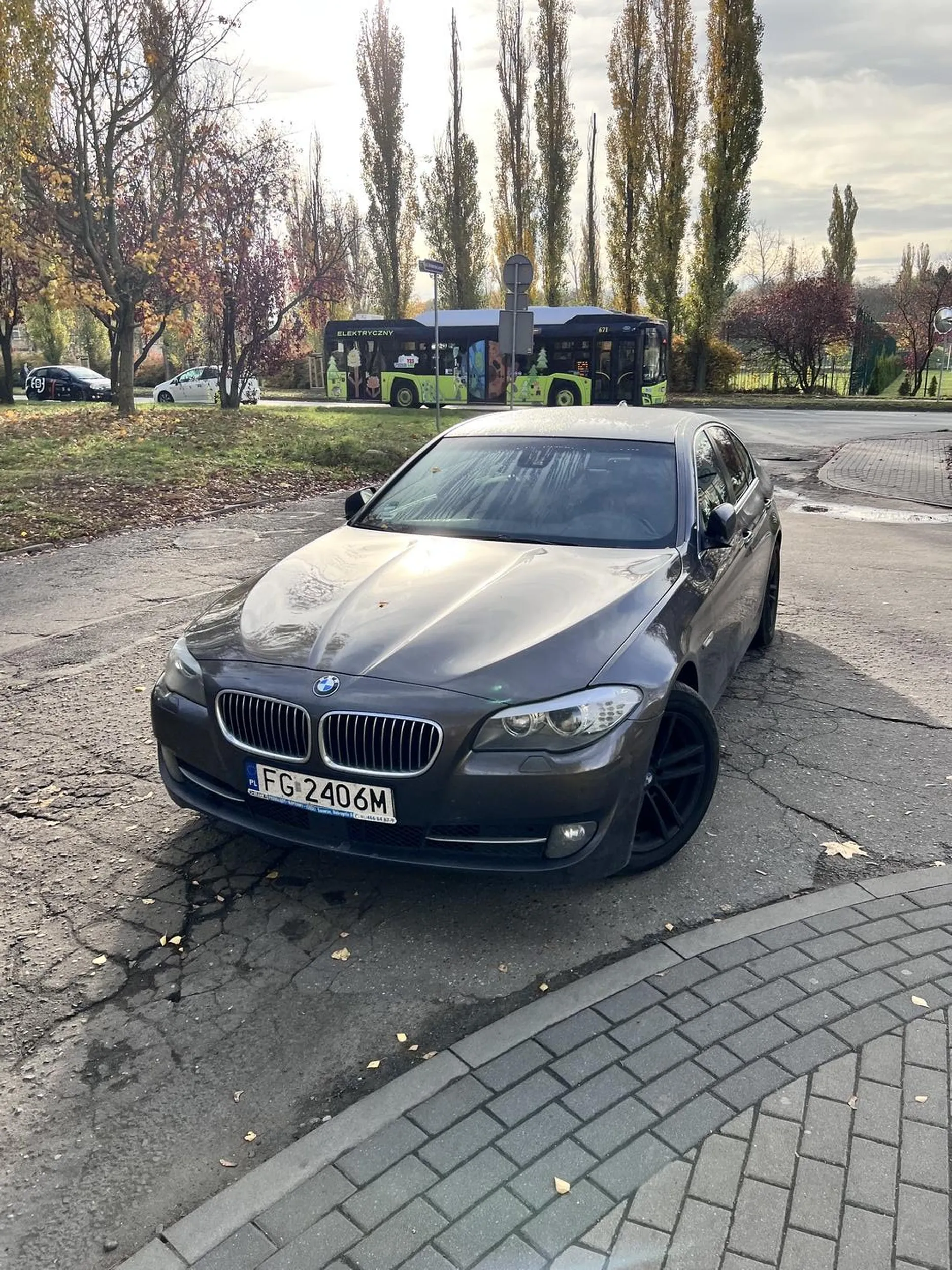 Naucz się kastracie parkować. Myślę że to nie wymaga więcej, zdjęcia wszystko pokazują. Parkowanie na ŚRODKU wjazdu na mniejszy parking.