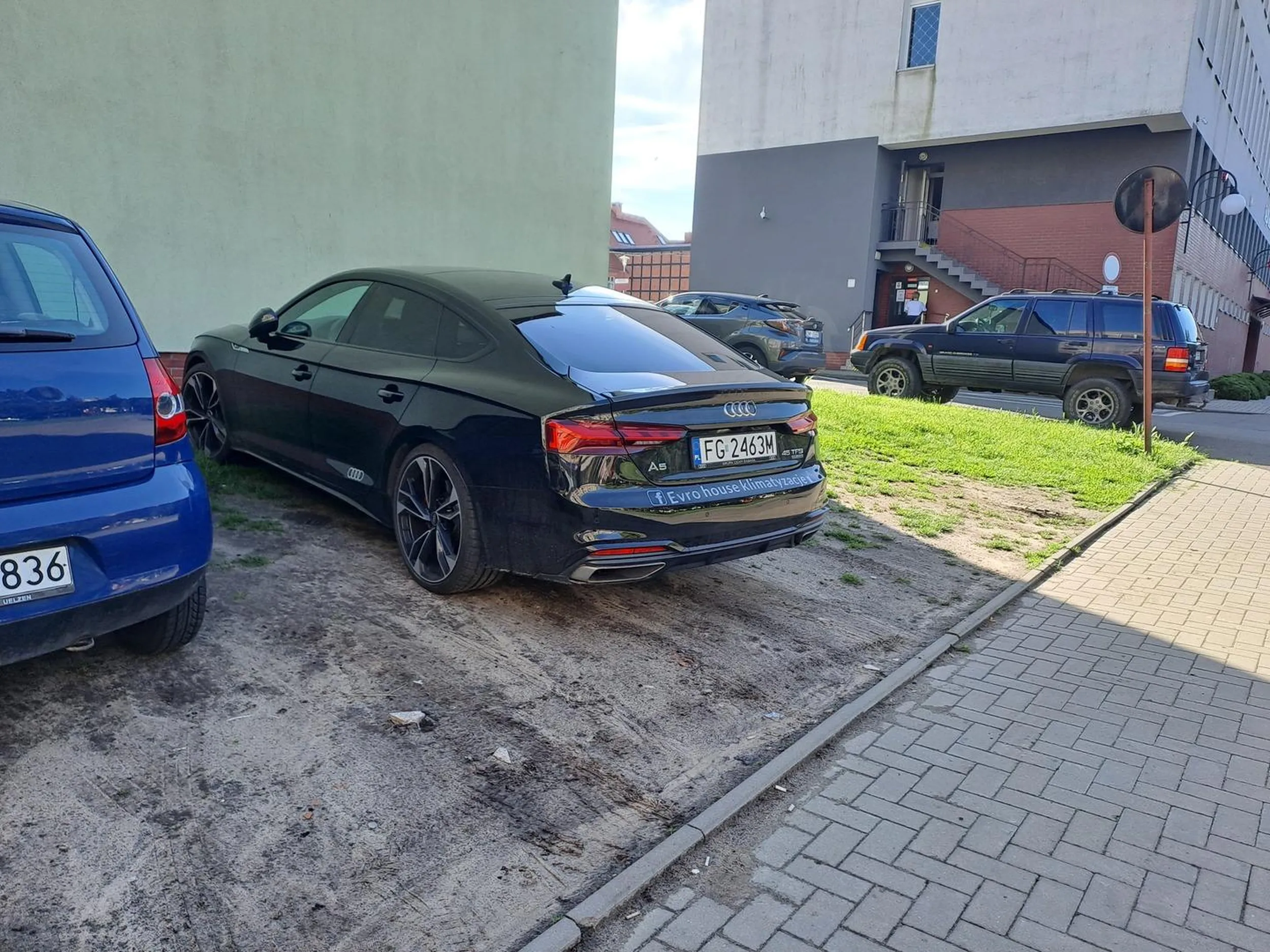Cebularze z januszexu co nie potrafią uszanować publicznej zieleni. Trawnik w centrum miasta to nie jest parking!
