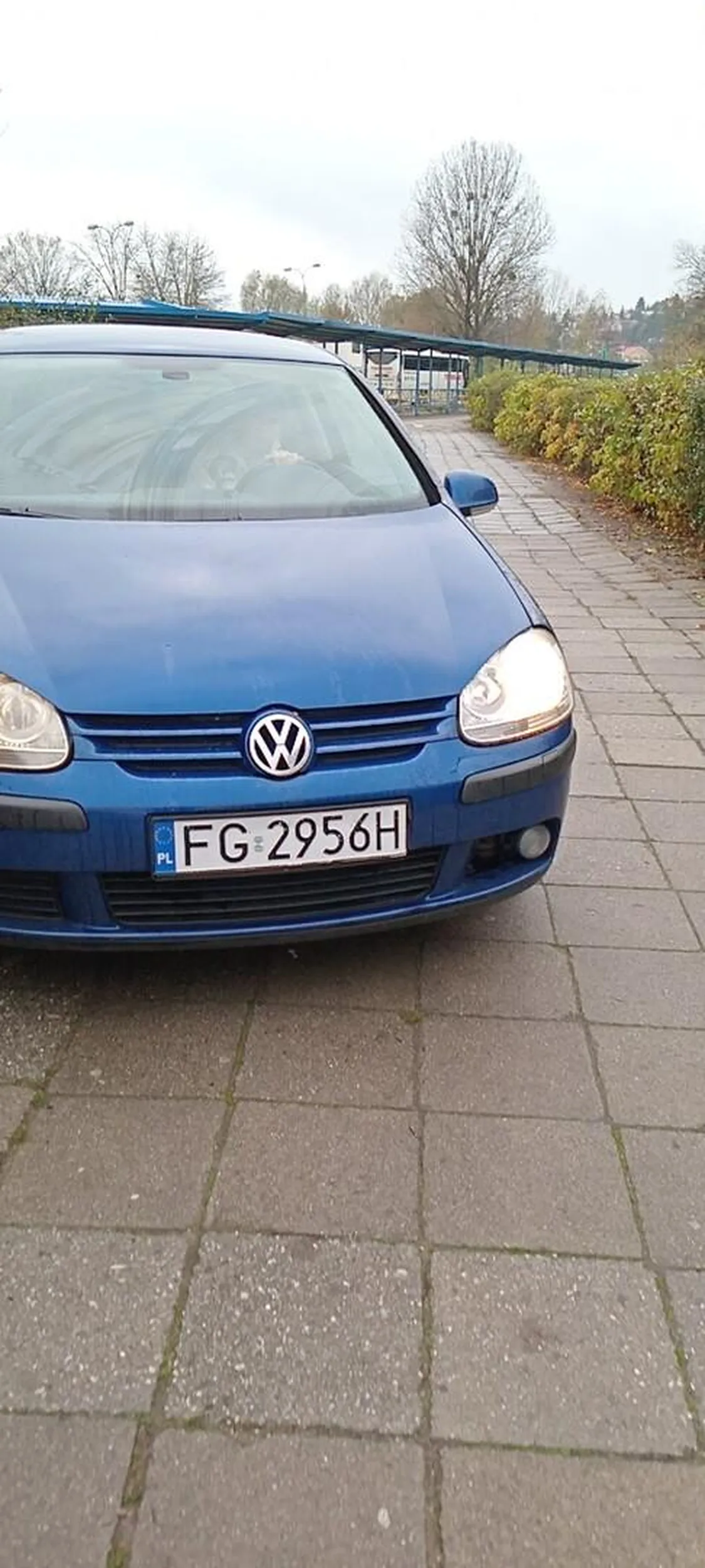 BLONDYNKA Z ZUSU JEŹDZI PO CHODNIKU