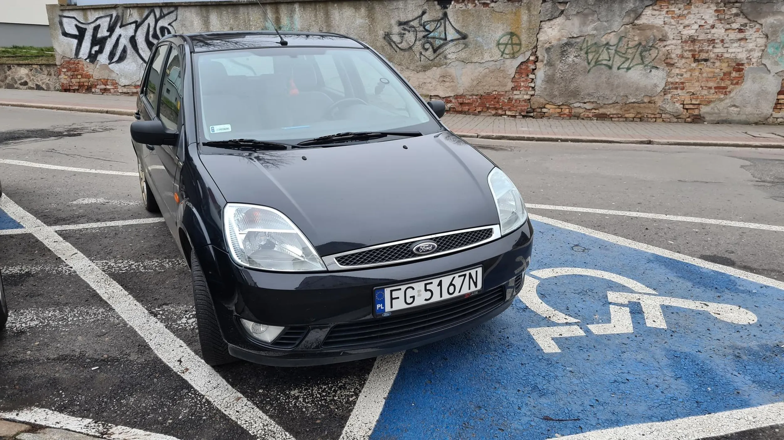 Kierowca nie umie parkować w wyznaczonym miejscu inwalidzkim,