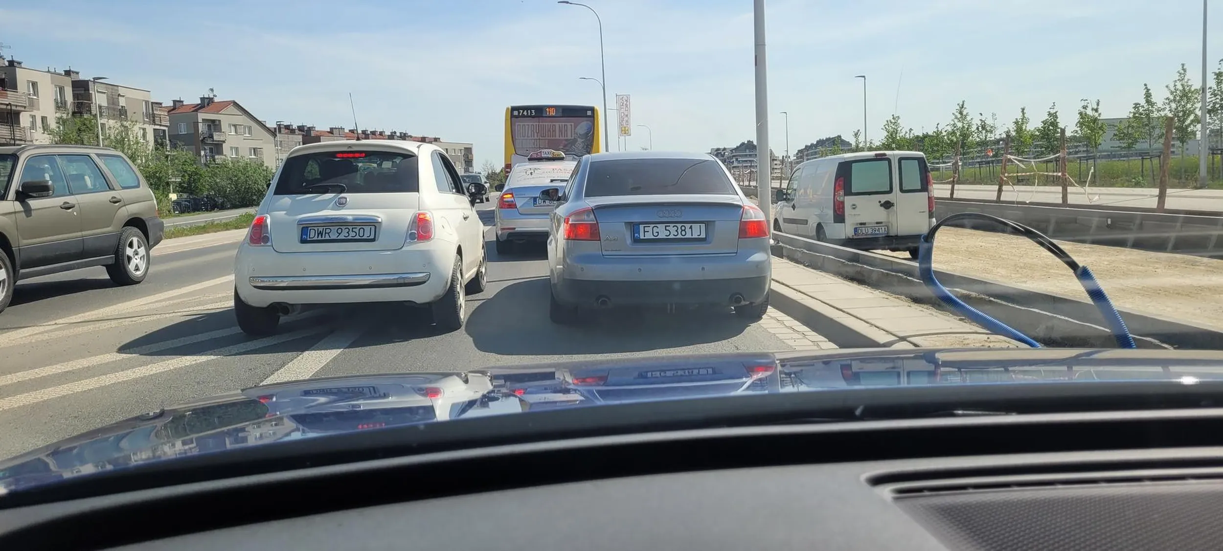 Kretyn, wpycha się na trzeciego. To że ci kobieta nie ustąpiła w jeździe na suwak to nie jest powód żebyś sam wymierzał sprawiedliwość. Na szczęście nikomu krzywdy nie zrobiłeś, ale spodziewaj się kontaktu z policji.