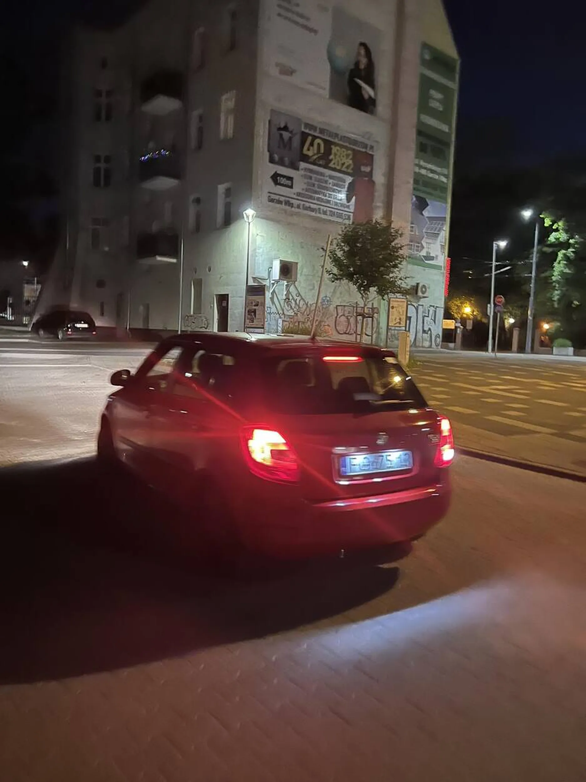 Po raz kolejny wariatka stanęła na parkingu jak by to był jej w swojej czerwonej landarze