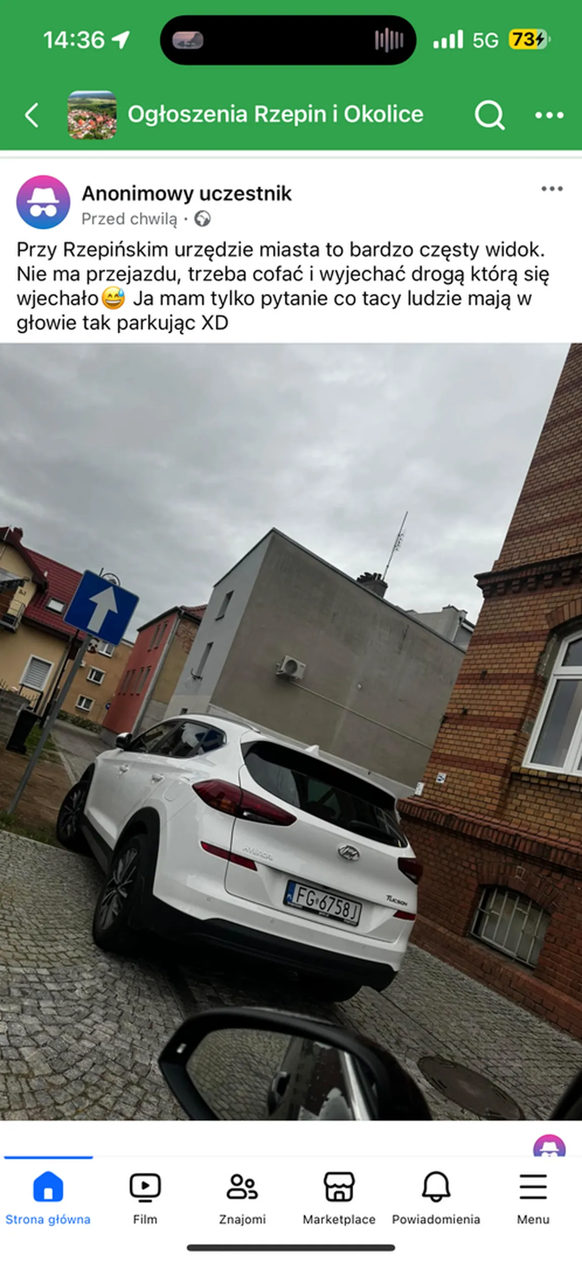 Stanął na drodze przejazdu i poszedł załatwiać sprawy do urzędu. Mistrz.