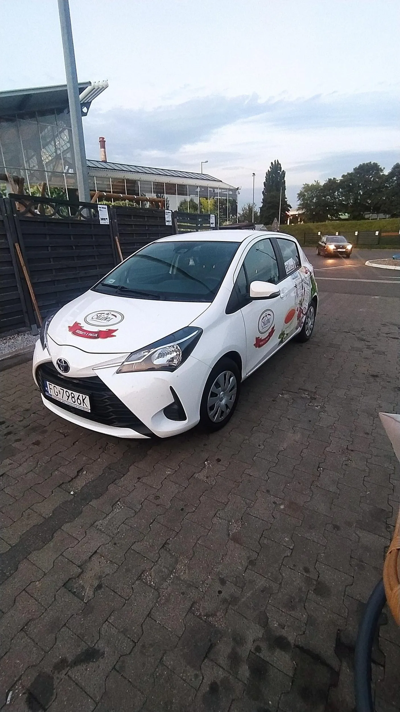 Zaje*iste parkowanie, prawko to chyba w paczce po cheetosach znalezione plus kierowca chamski do oporu :/